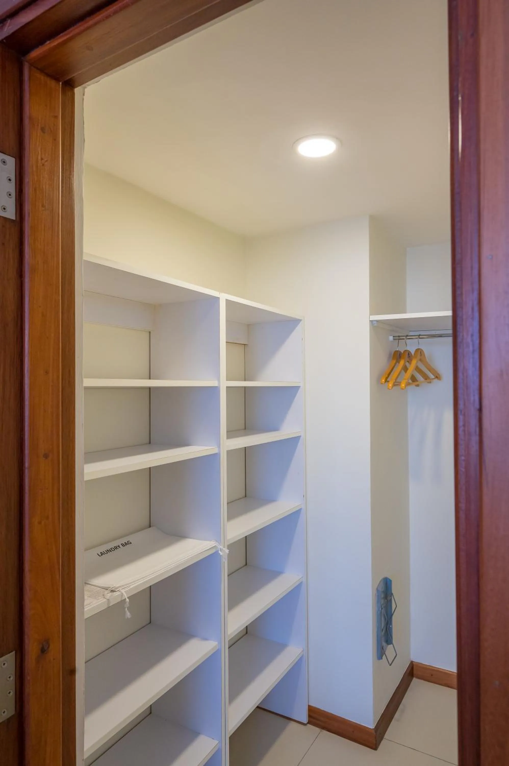 wardrobe in Sea Cliff Court Hotel & Luxury Apartments
