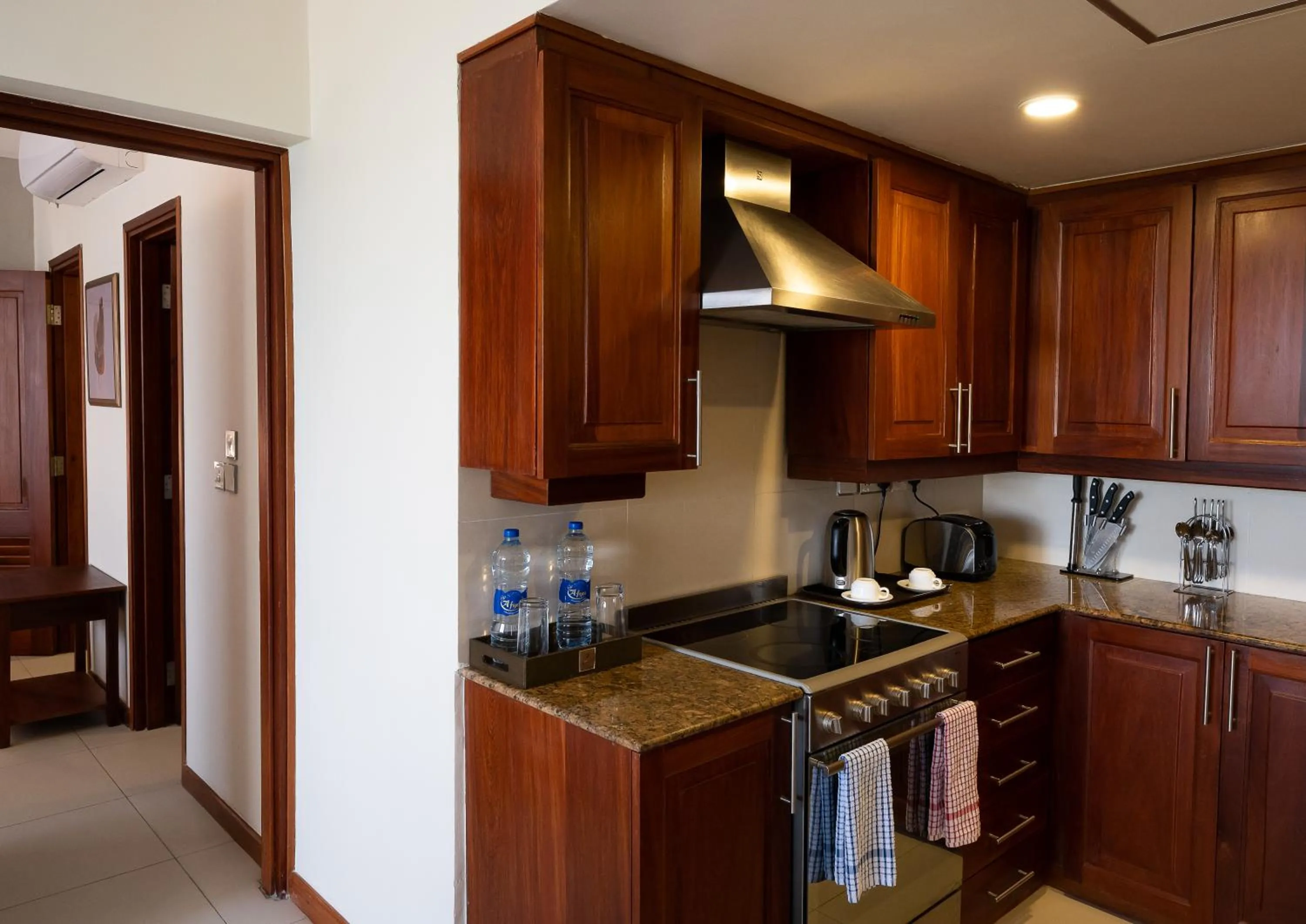 Coffee/tea facilities in Sea Cliff Court Hotel & Luxury Apartments