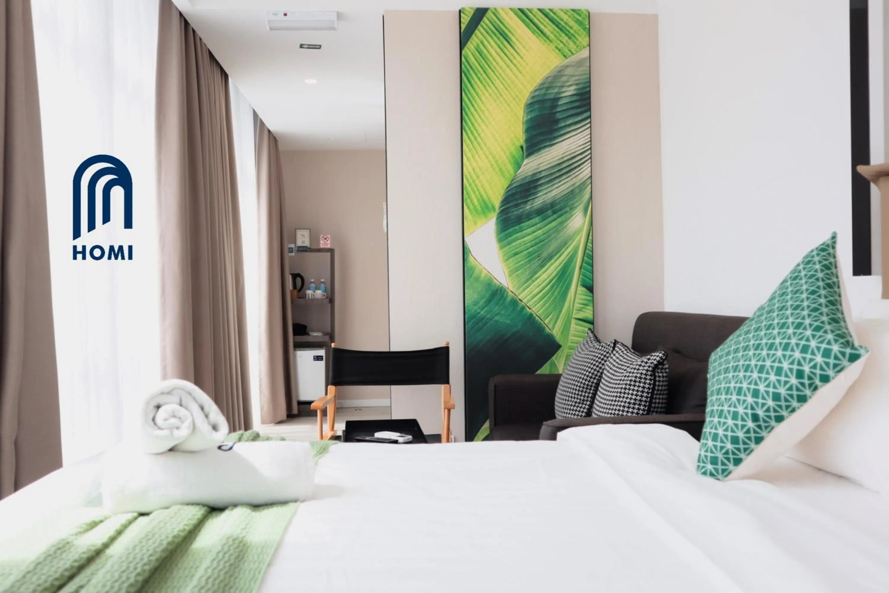 Photo of the whole room, Bed in Homi Oasis at KK Times Square 和逸绿洲