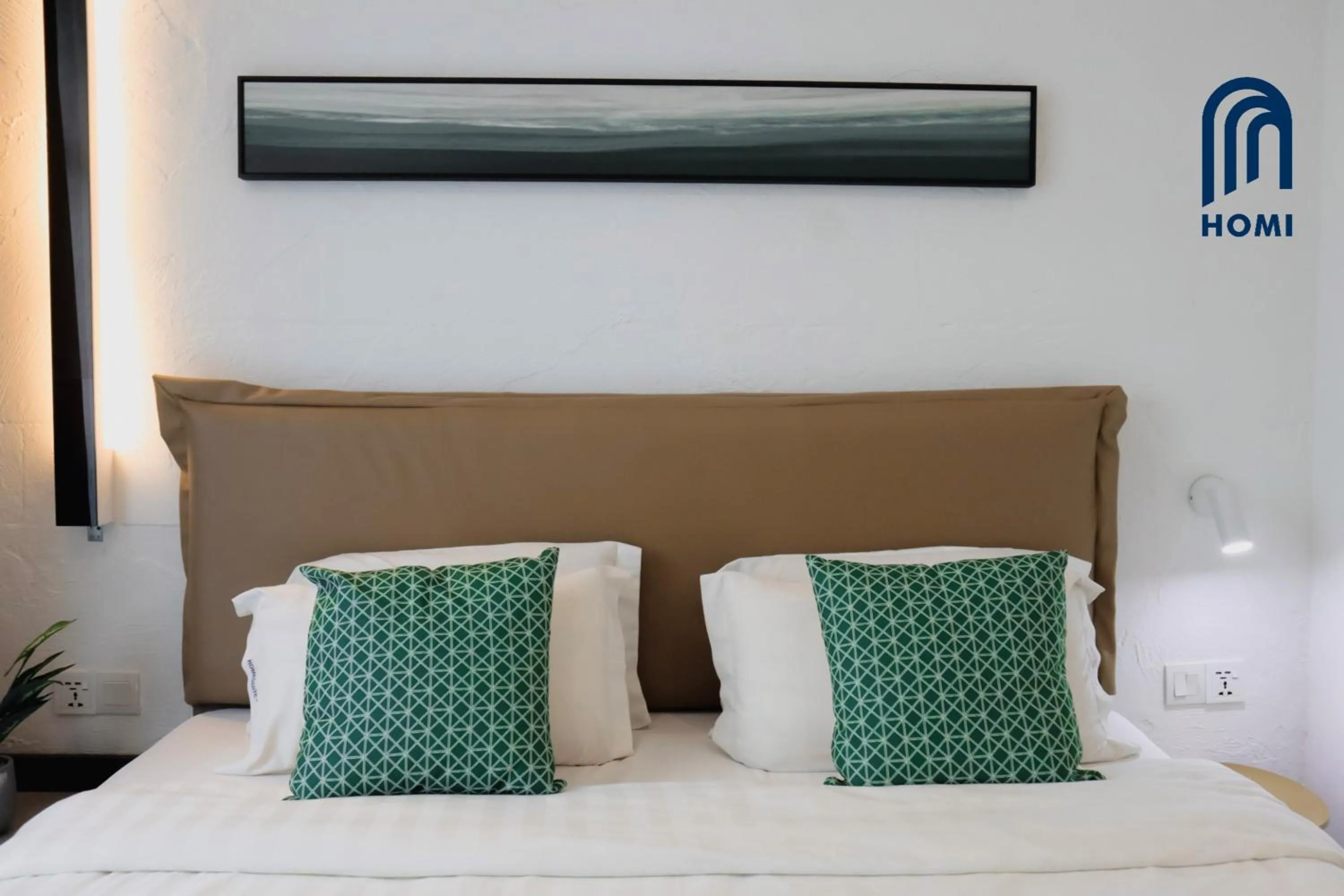 Photo of the whole room, Bed in Homi Oasis at KK Times Square 和逸绿洲