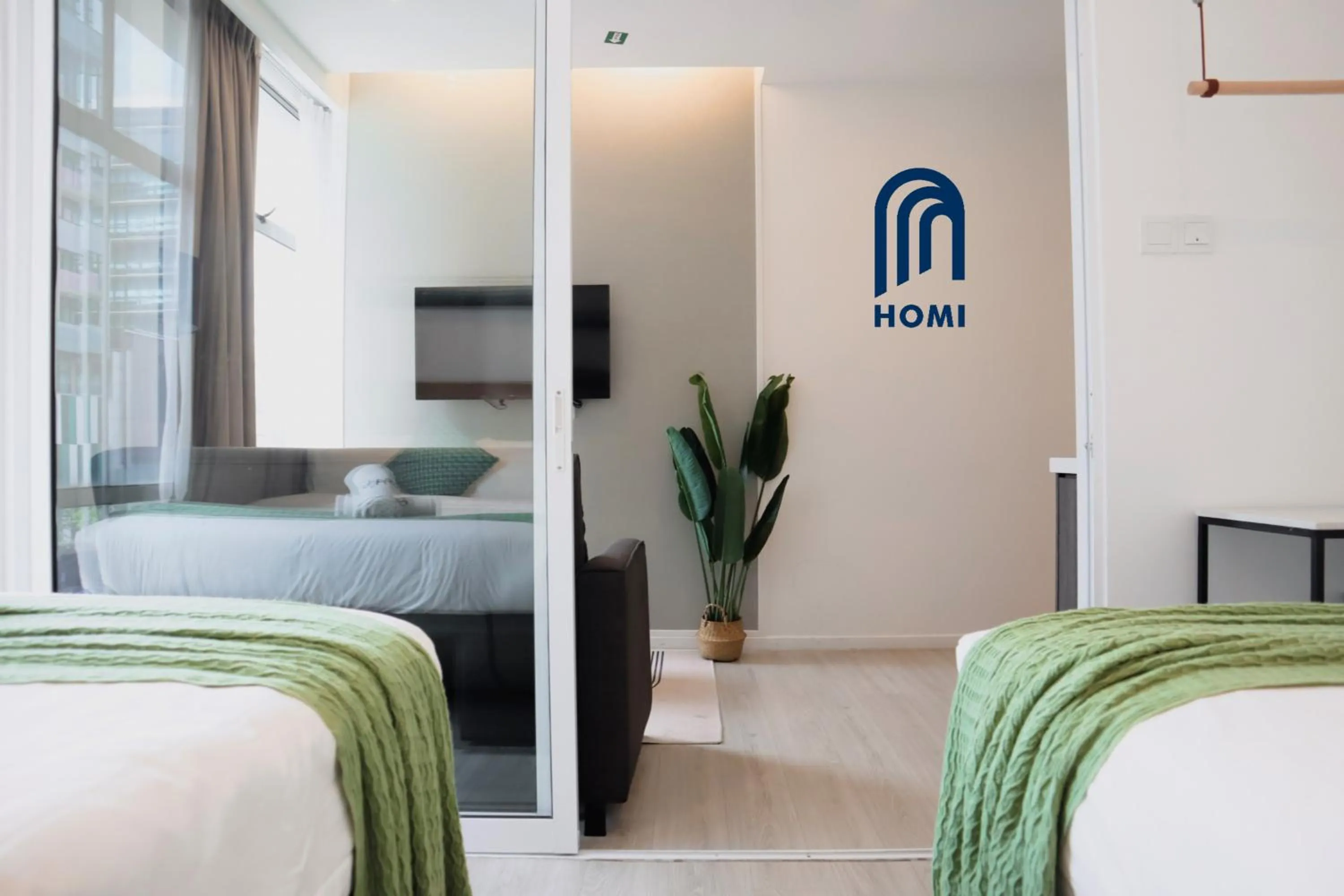 Photo of the whole room, Bed in Homi Oasis at KK Times Square 和逸绿洲