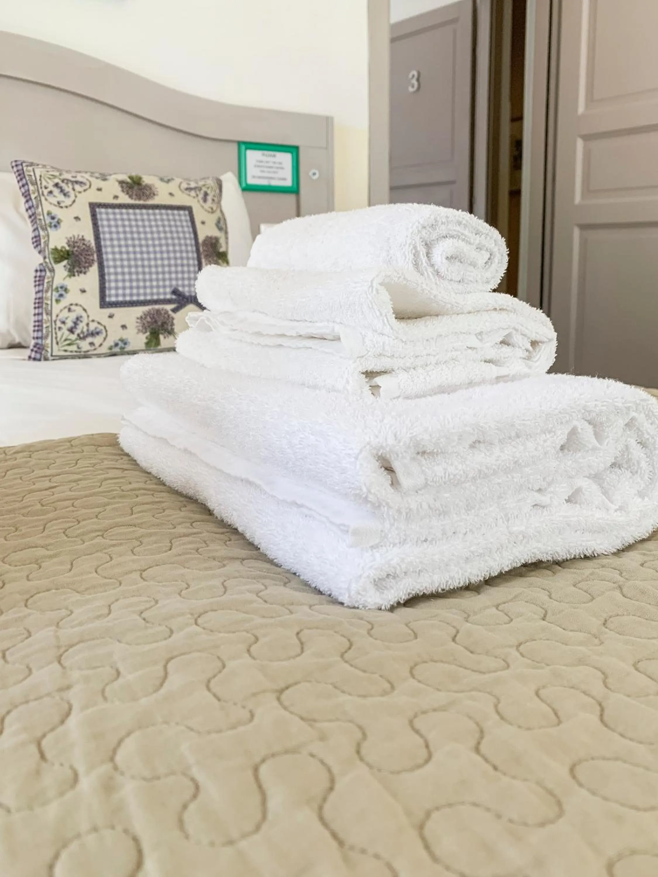 towels, Bed in Biancorèroma B&B