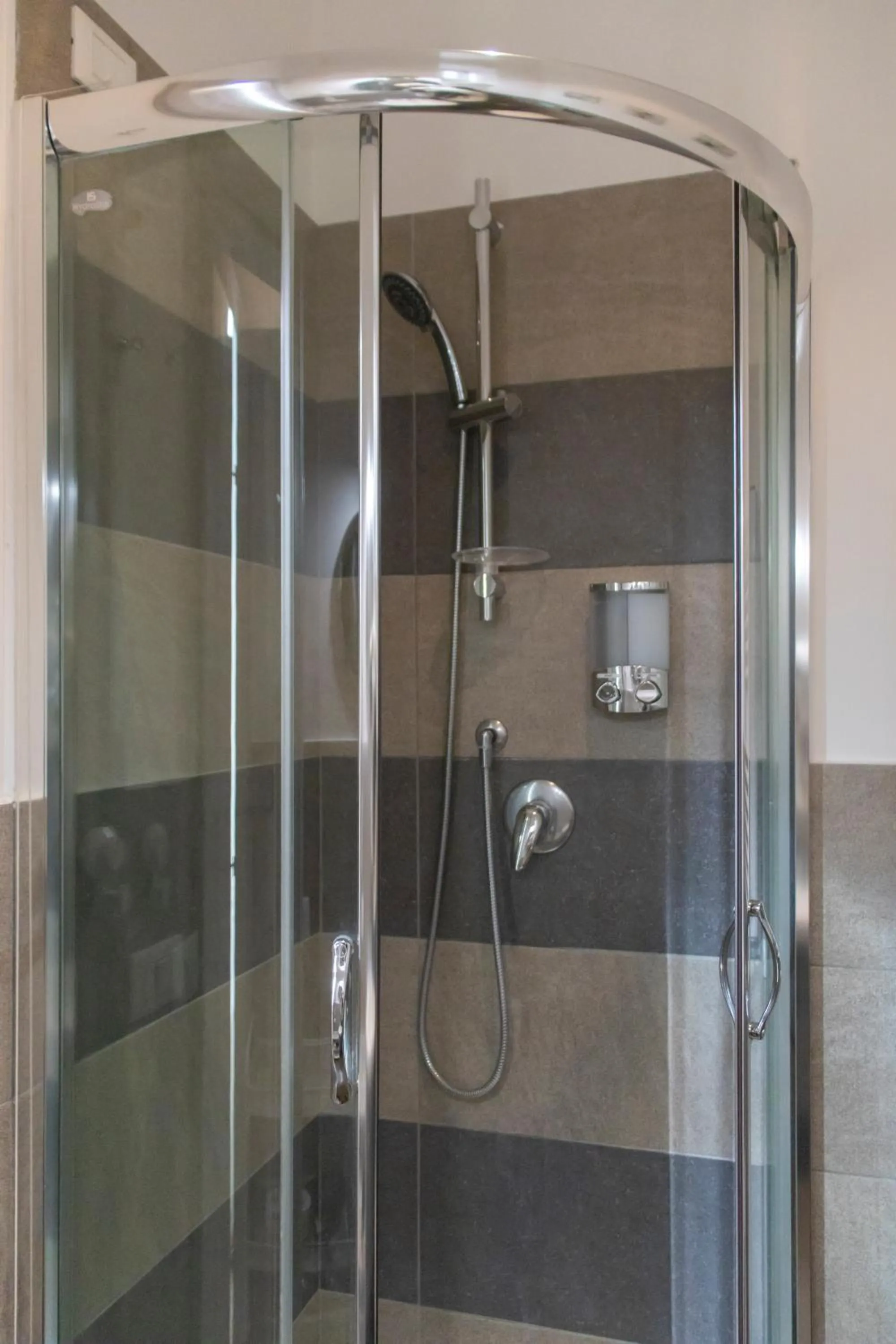 Shower in Biancorèroma B&B