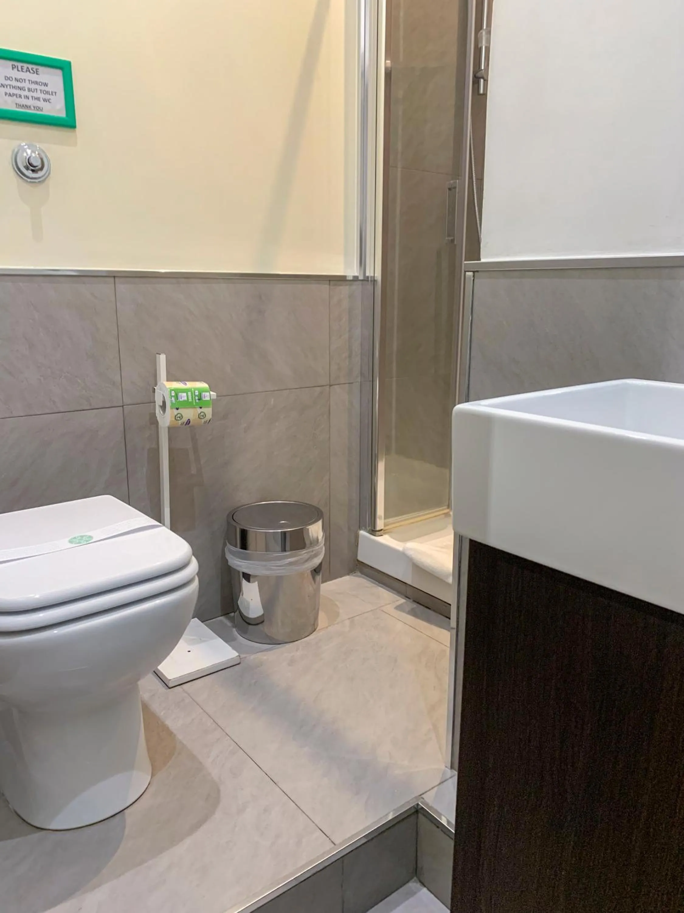 Shower in Biancorèroma B&B