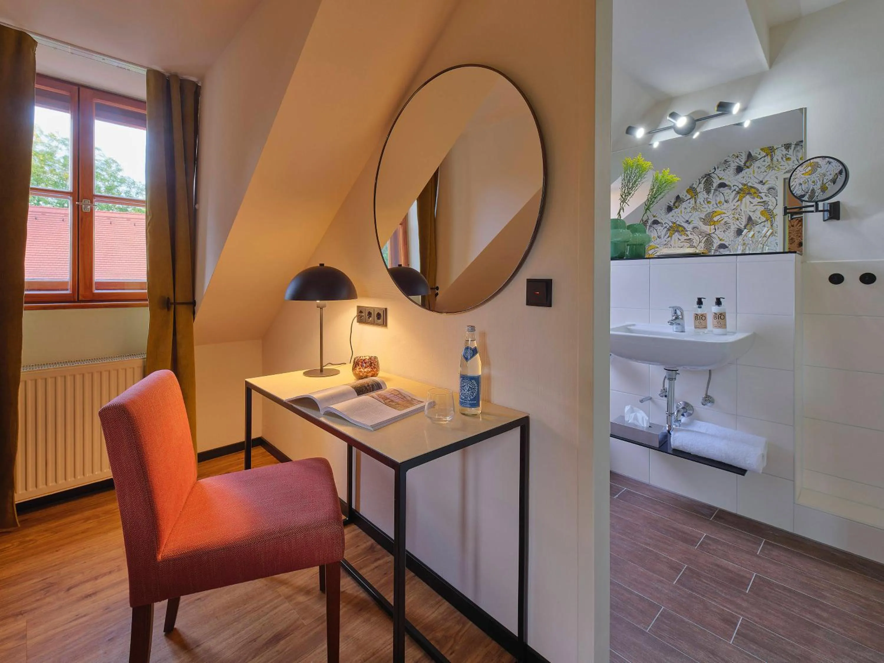 Seating area, Bed in Classik Hotel Martinshof, Messe München