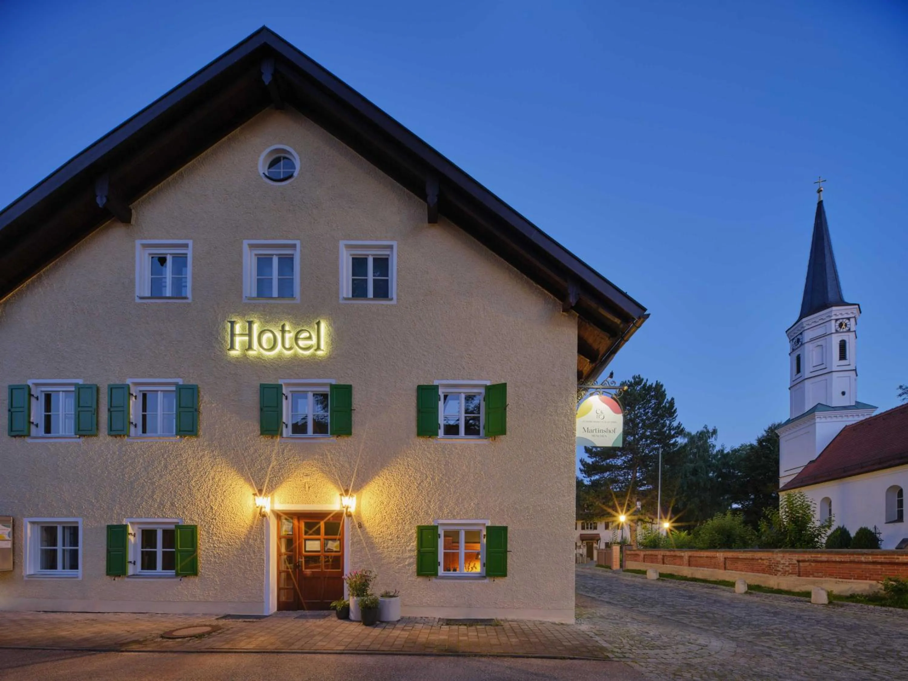 Property building in Classik Hotel Martinshof, Messe München