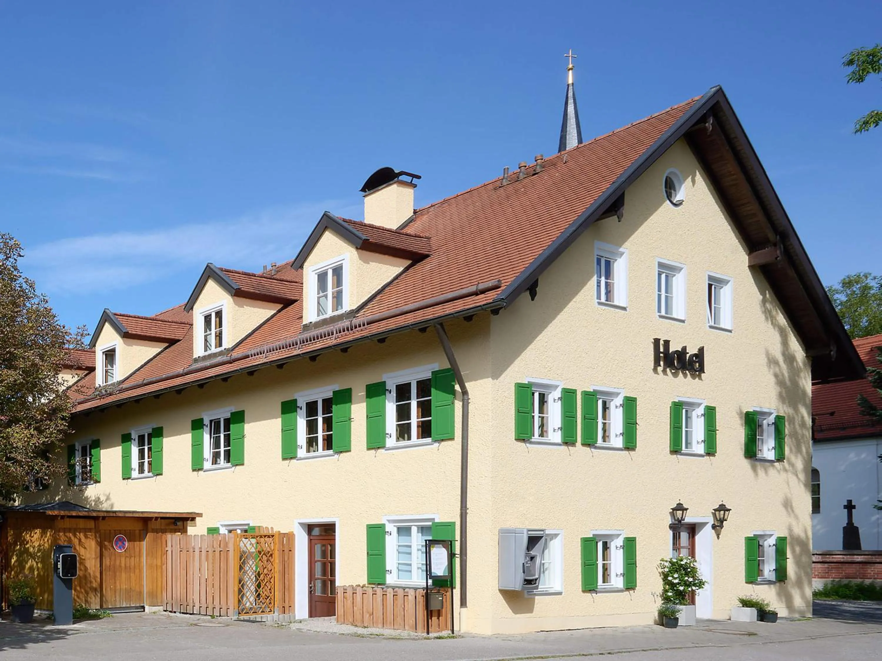 Property building in Classik Hotel Martinshof, Messe München