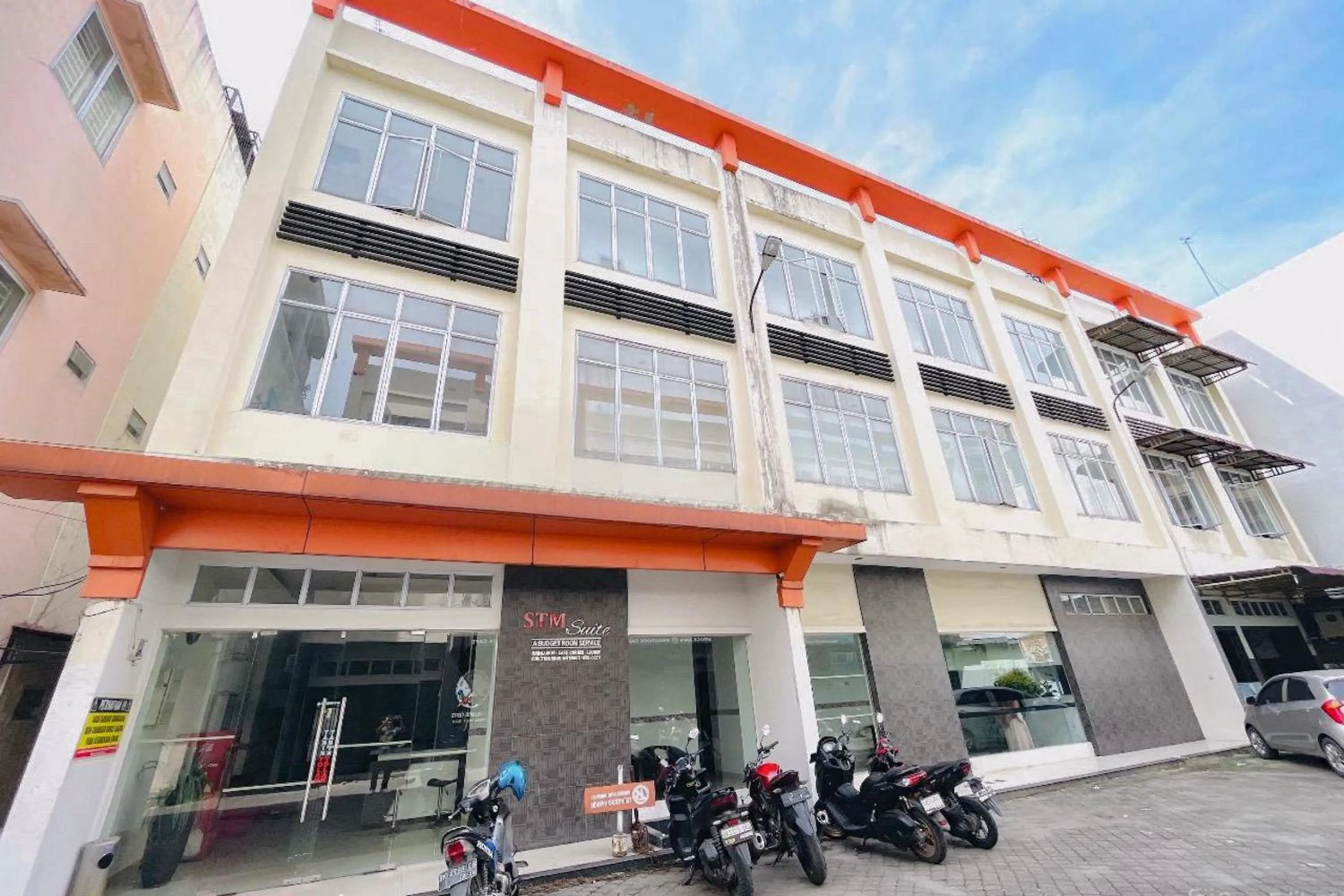 Facade/entrance in RedDoorz at STM Suite Medan Amplas