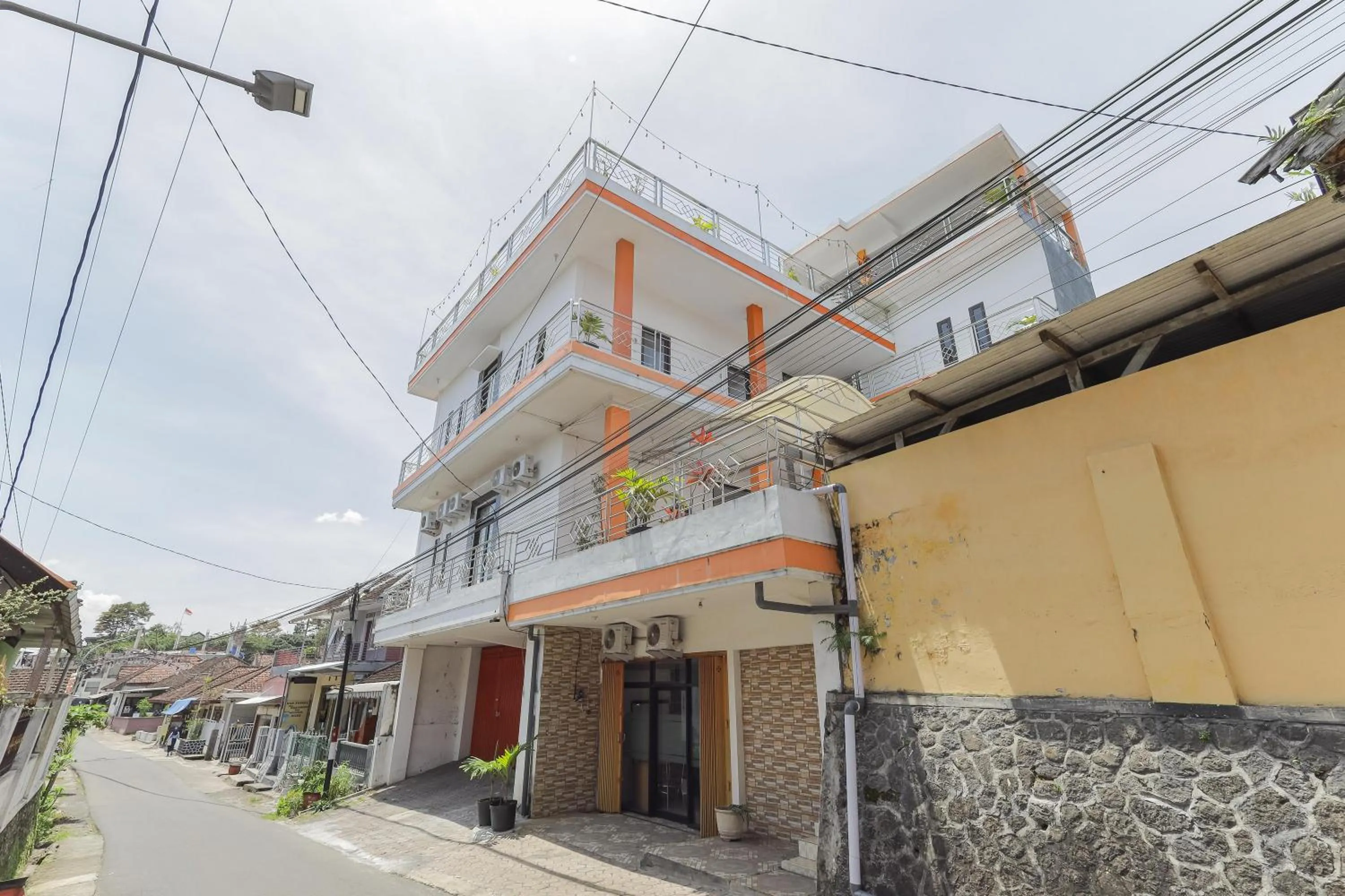 Property building in Urbanview Hotel Near Jatim Park 3 by RedDoorz