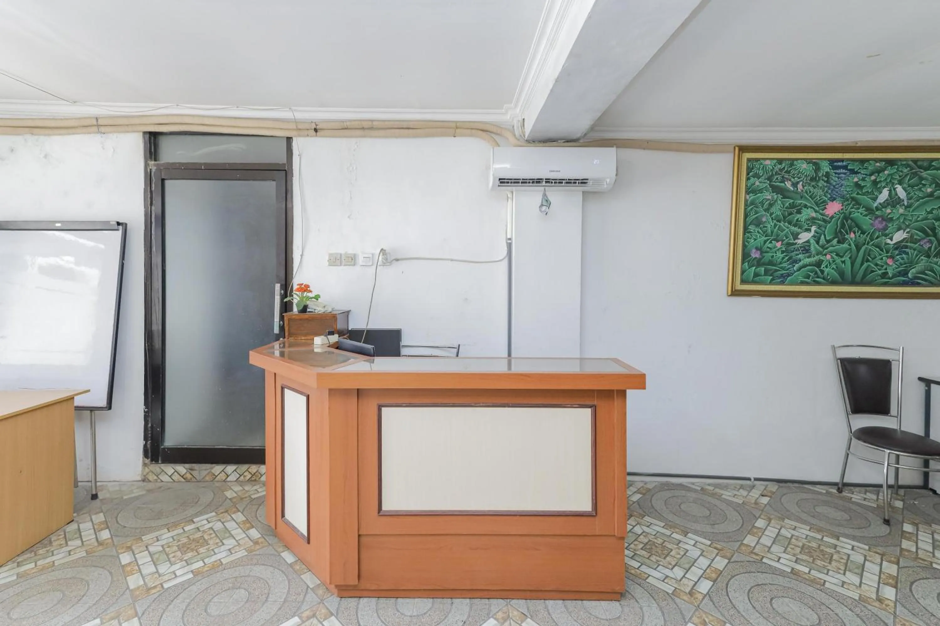 Lobby or reception in Urbanview Hotel Near Jatim Park 3 by RedDoorz