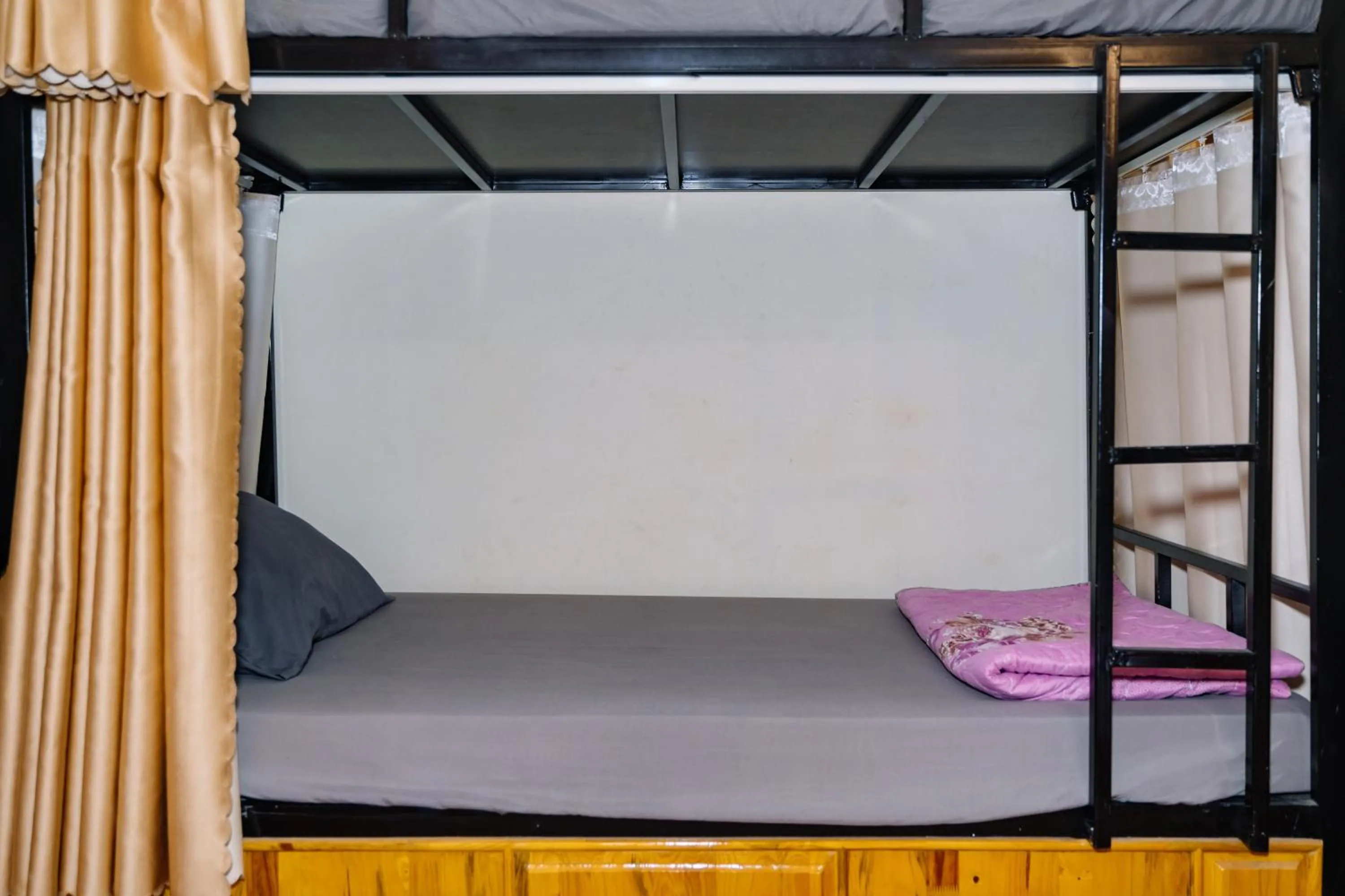 Bed in HG Hostel provide Tours & Motorbikes