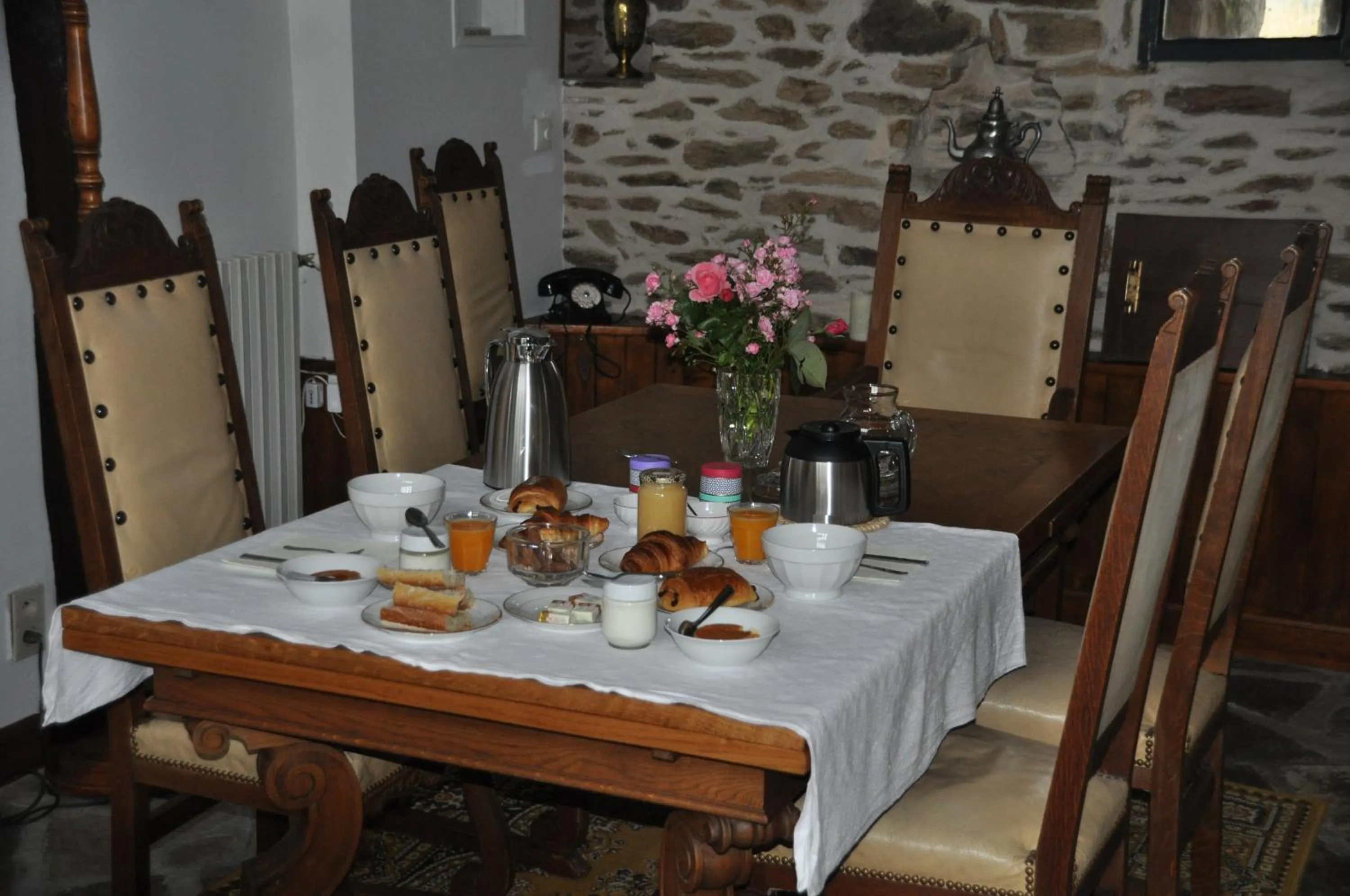 Continental breakfast in Bienvenue au Mas