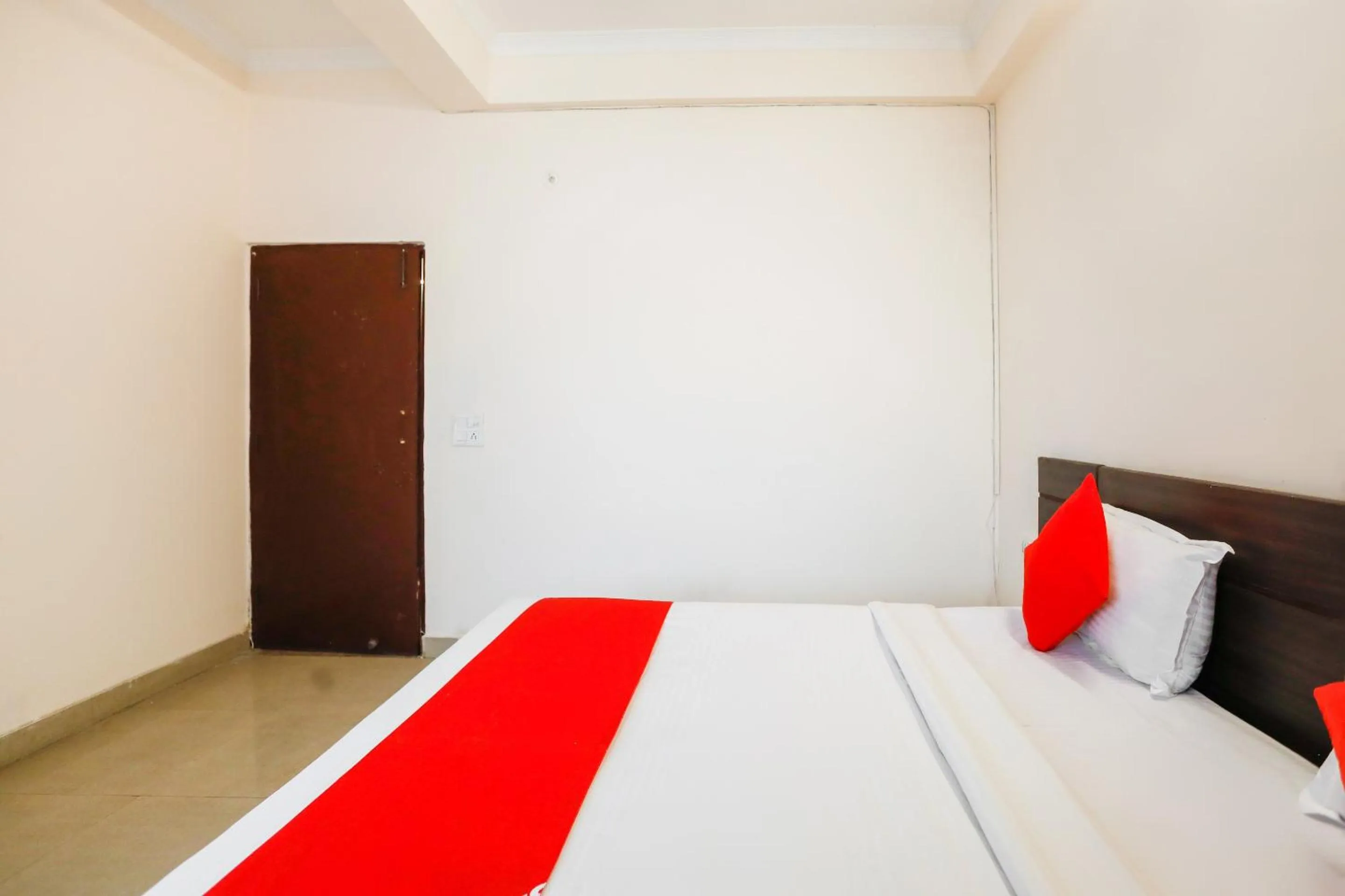 Bedroom, Bed in Hotel O Av Residency Near Botanic Garden Of Indian Republic