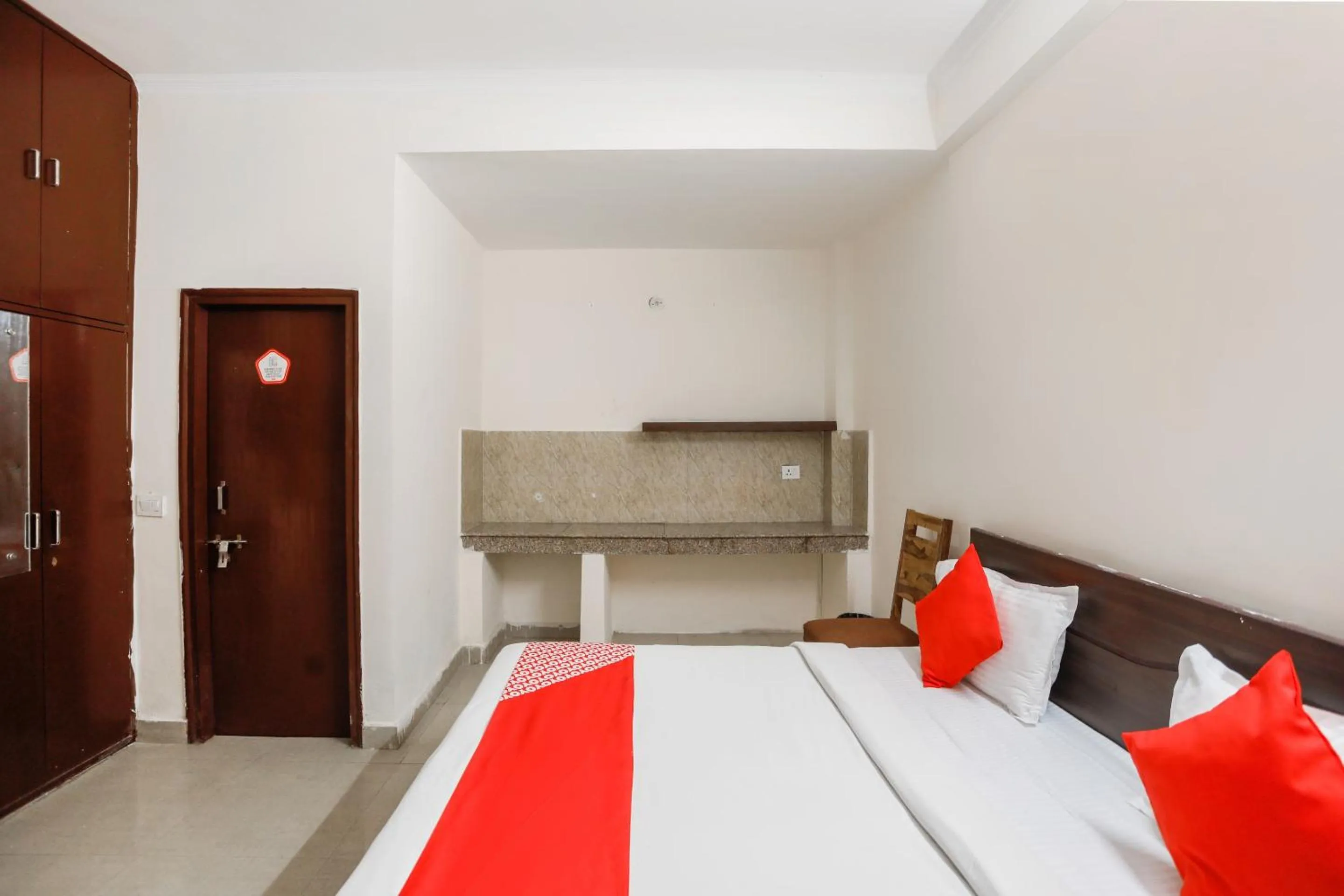 Bedroom, Bed in Hotel O Av Residency Near Botanic Garden Of Indian Republic