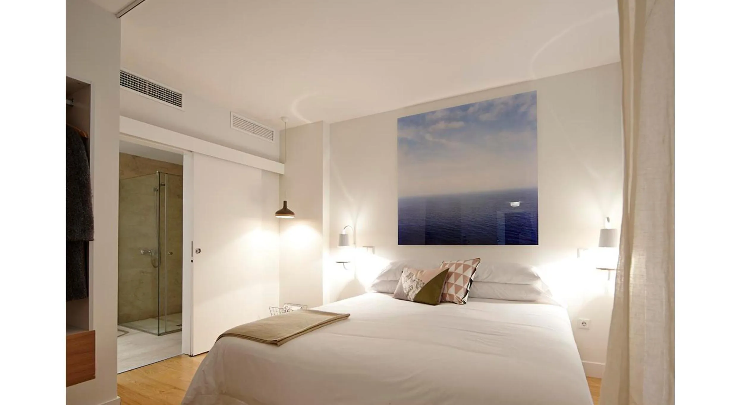 Photo of the whole room, Bed in 60 Balconies Art