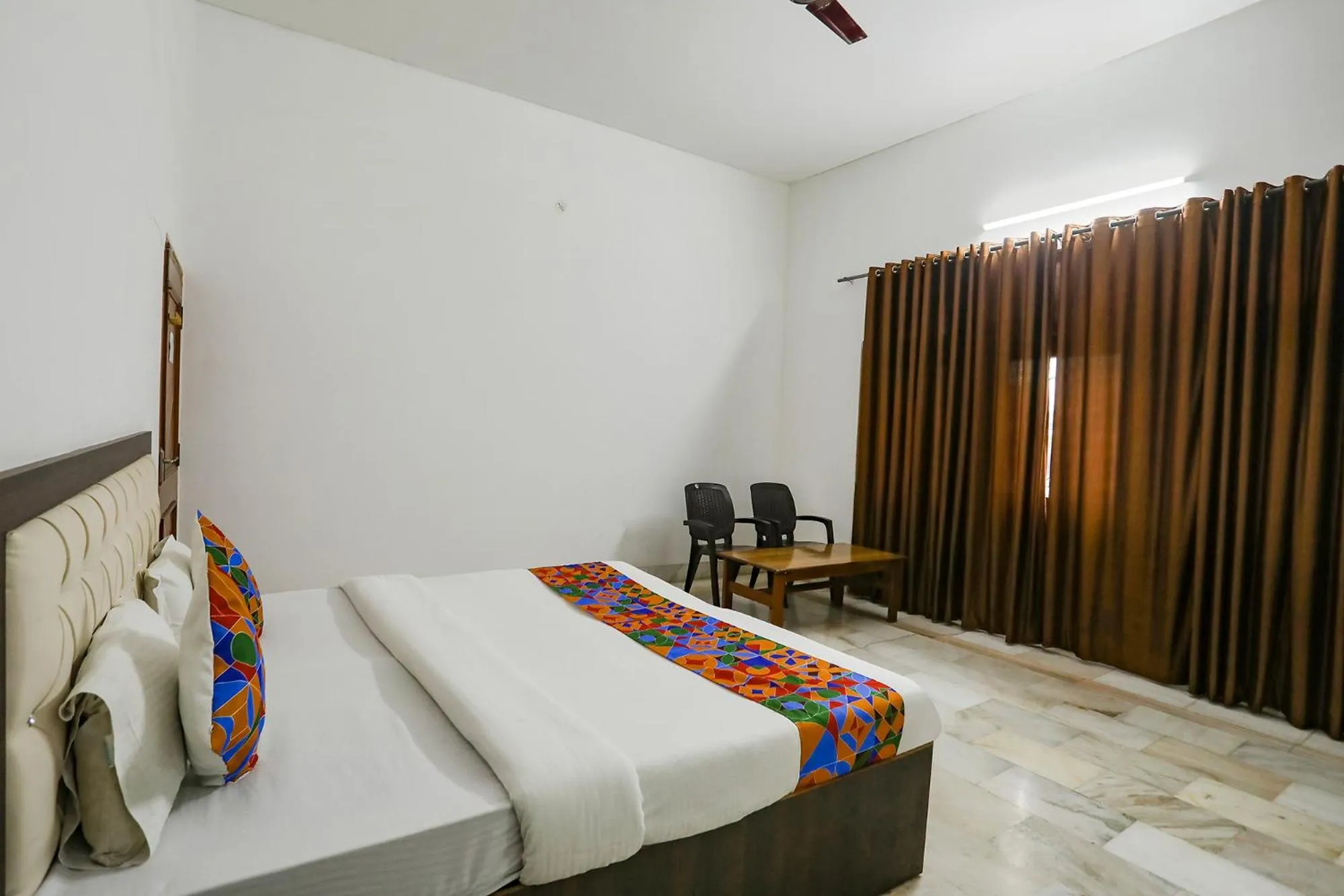 Living room, Bed in Via Prashansa Palace - Banaras Railway Station