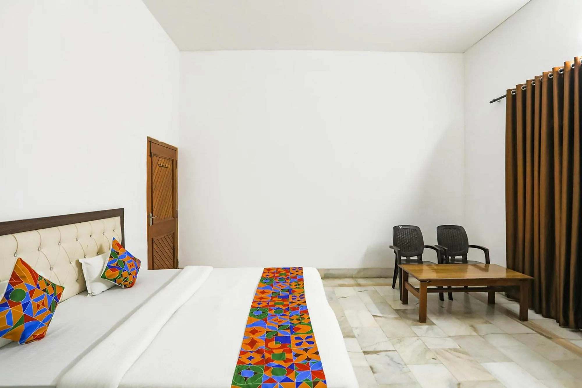 Living room, Bed in Via Prashansa Palace - Banaras Railway Station