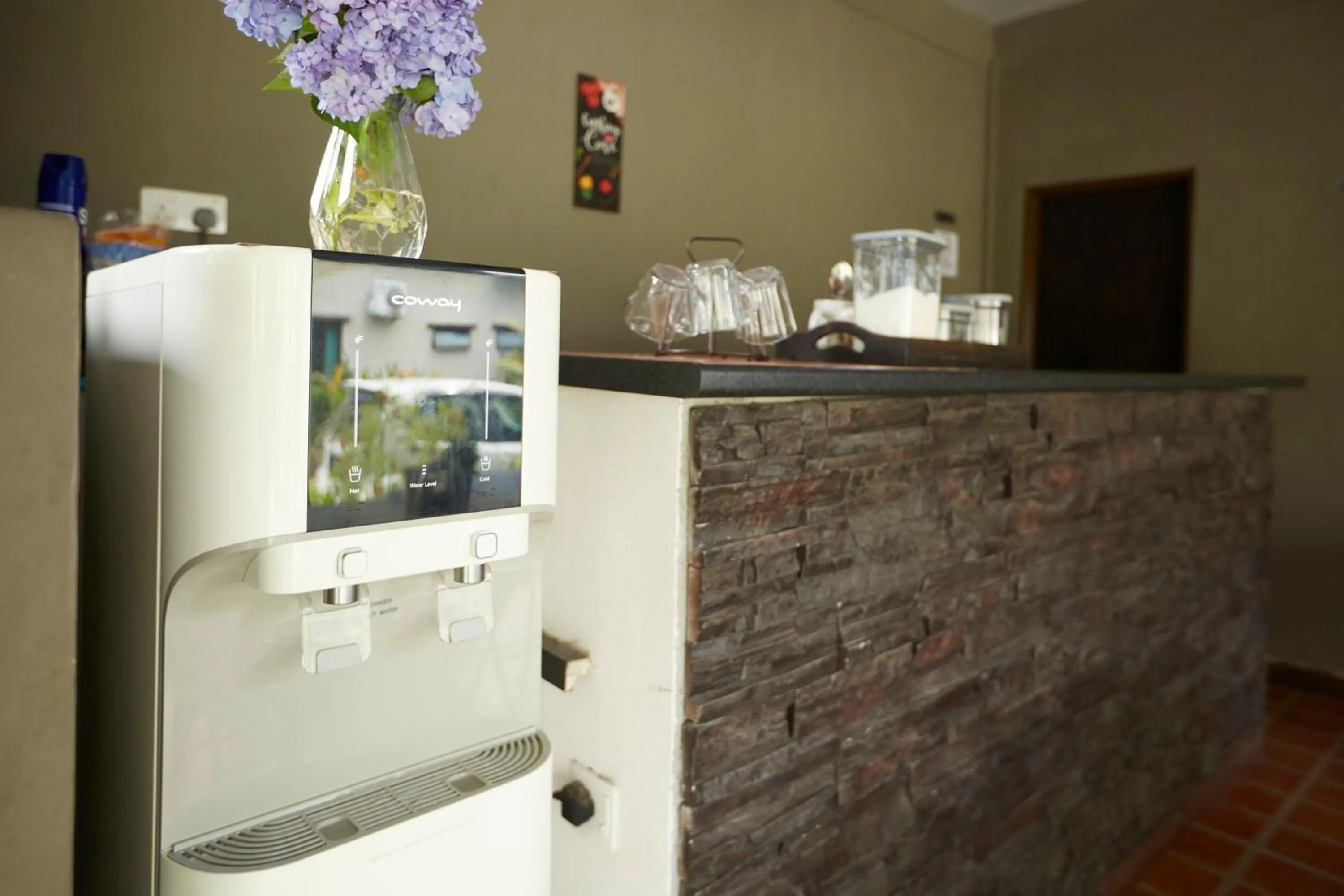 Restaurant/places to eat in D' Qamar Guesthouse