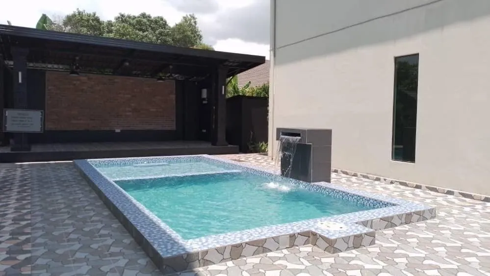 Swimming pool in D' Qamar Guesthouse