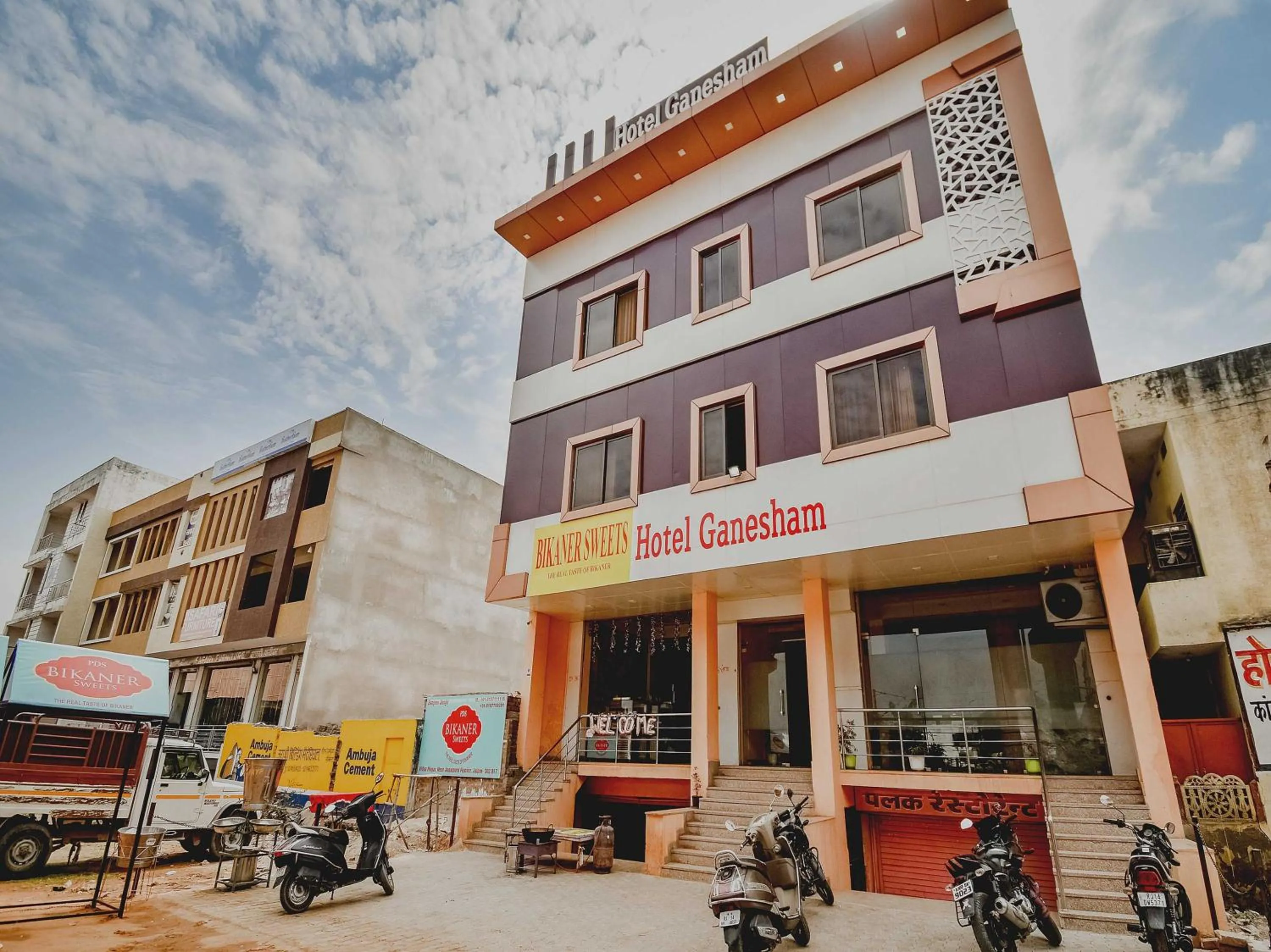 Facade/entrance in Hotel O Shri Ganesham
