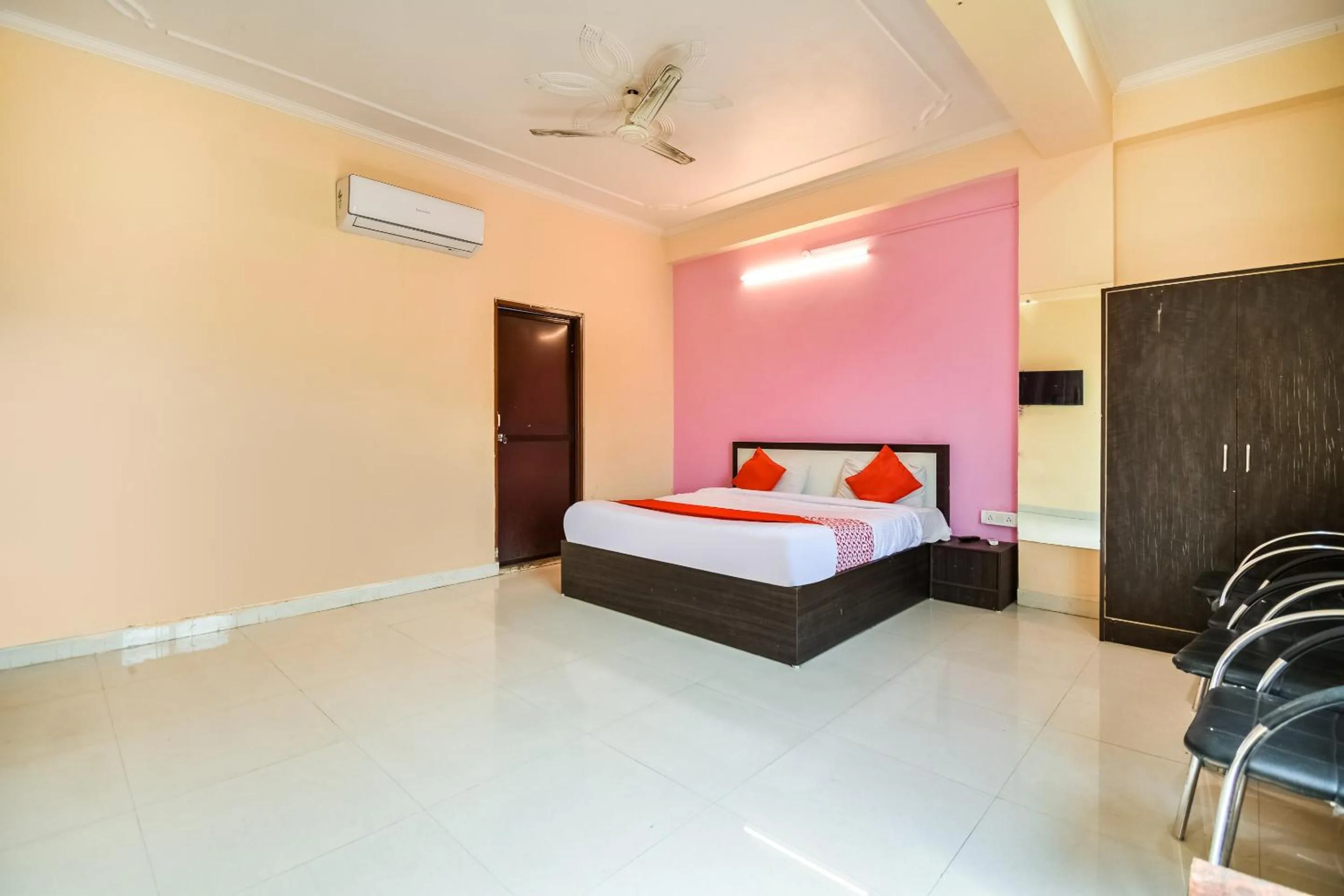 Bedroom, Bed in Hotel O Shri Ganesham