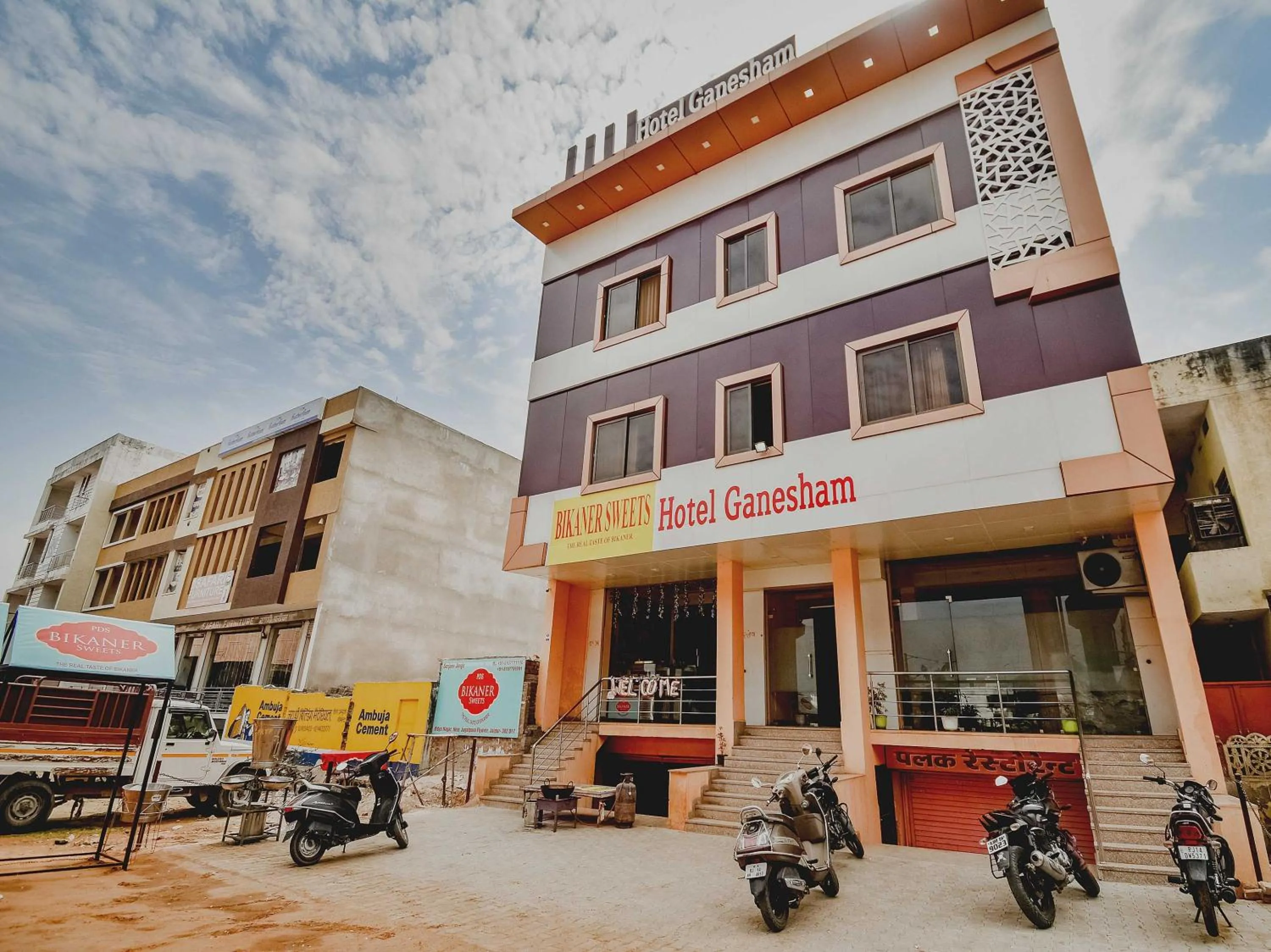 Facade/entrance in Hotel O Shri Ganesham