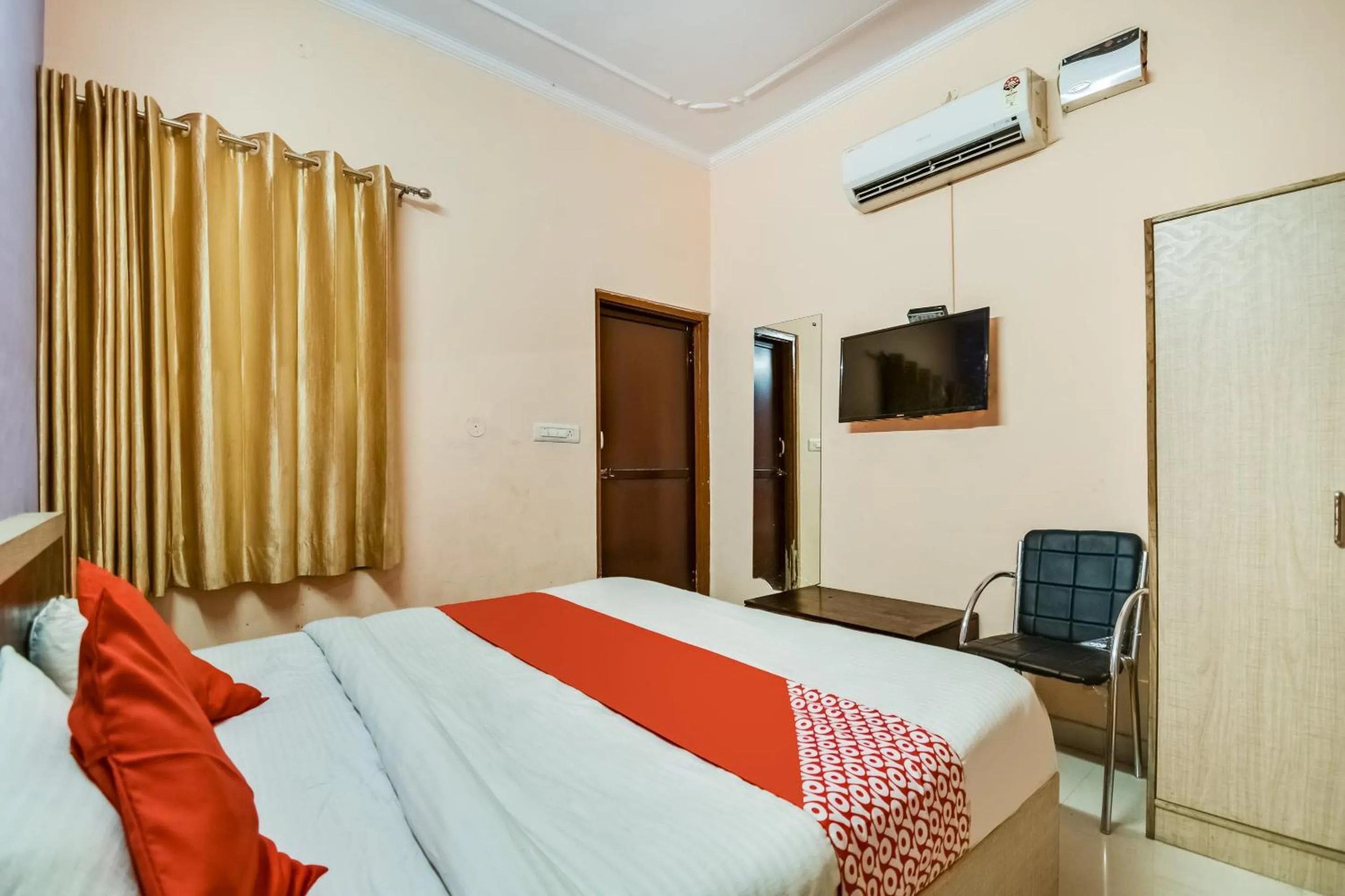 Bedroom, Bed in Hotel O Shri Ganesham