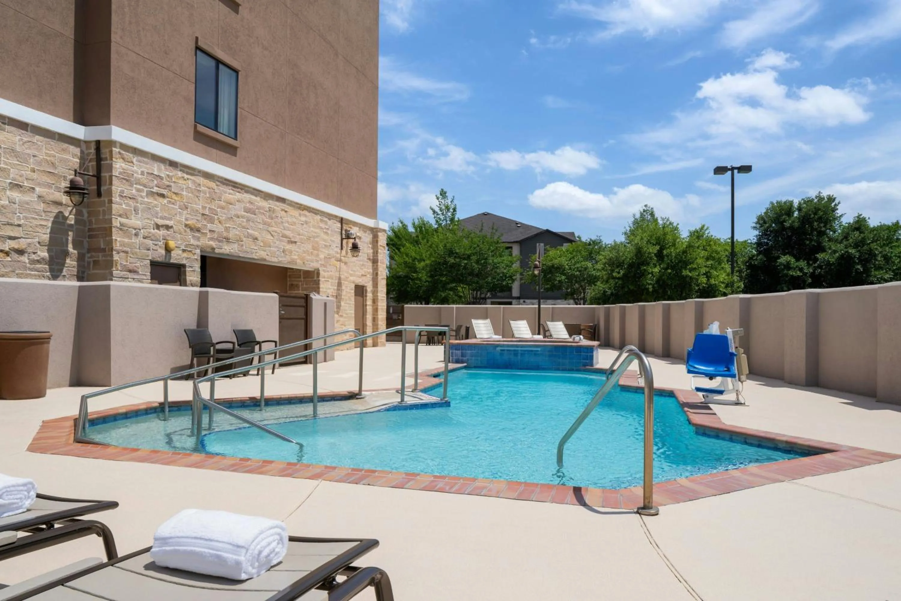 Swimming pool in Courtyard By Marriott Houston Kingwood