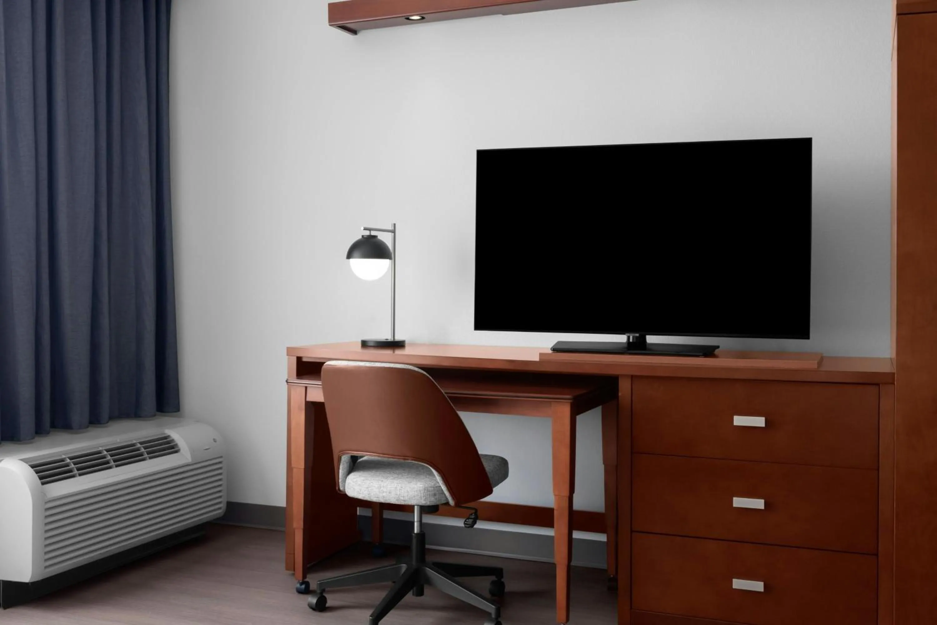 Photo of the whole room in Courtyard By Marriott Houston Kingwood