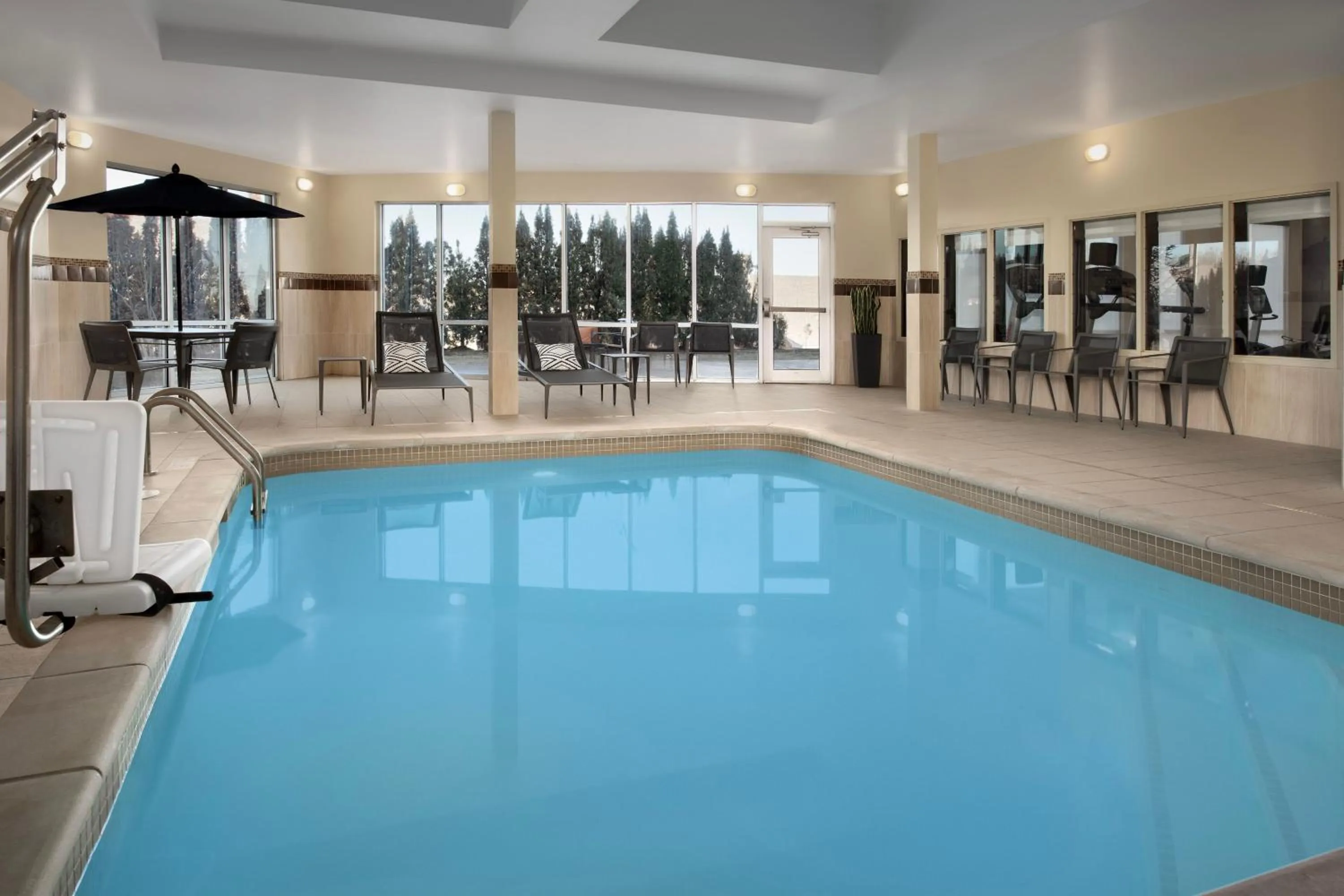 Swimming pool in Courtyard By Marriott Little Rock North