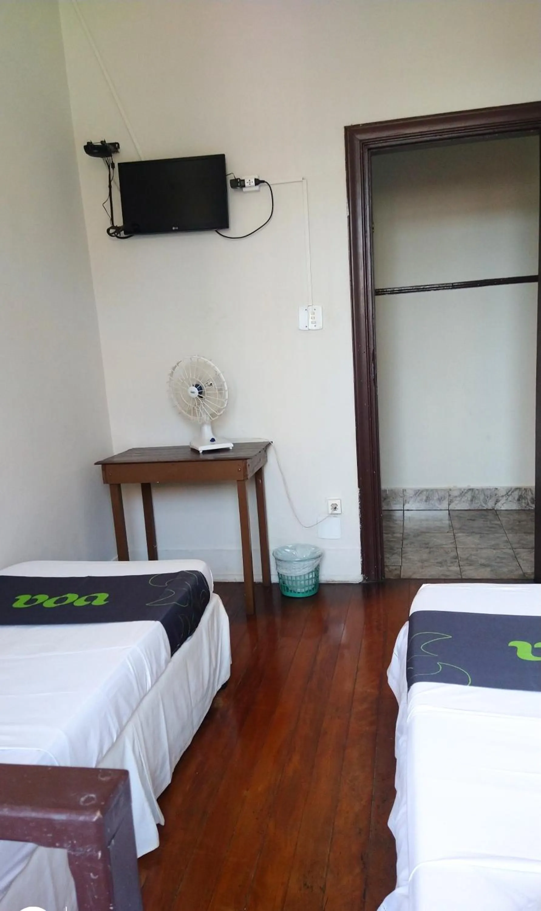 TV/Entertainment Center in Hotel Columbia Botucatu Ltda