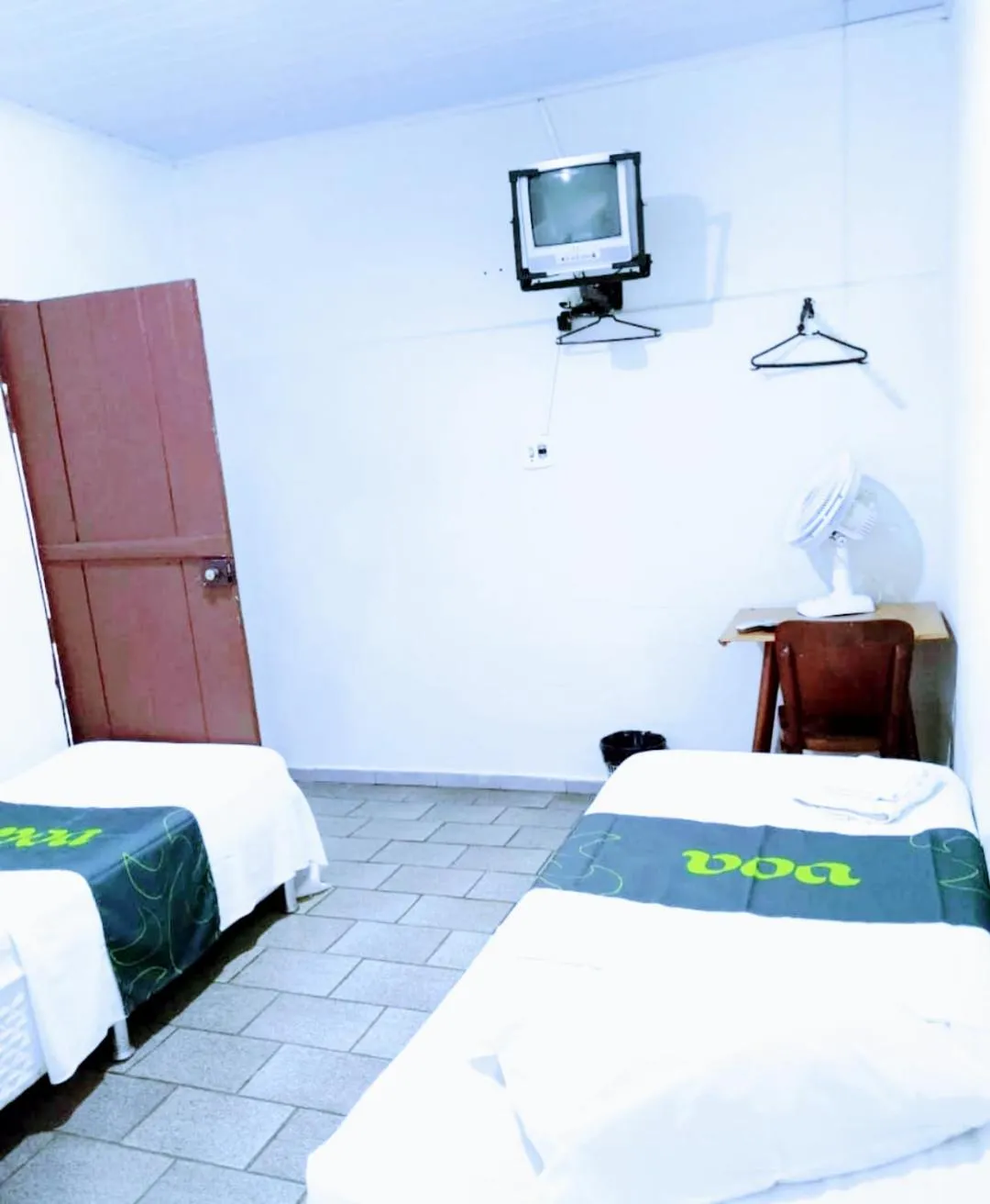 TV/Entertainment Center in Hotel Columbia Botucatu Ltda