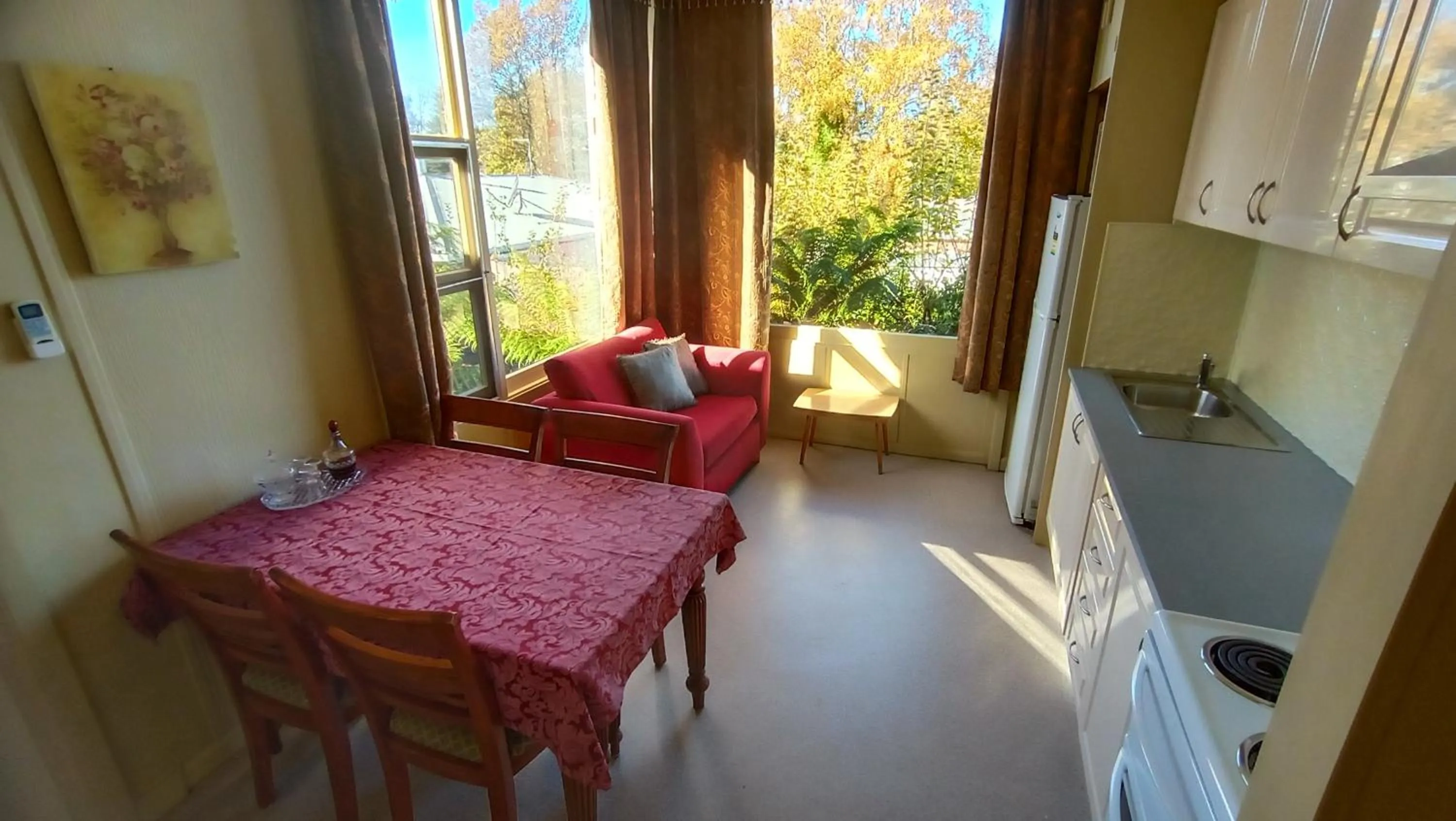Kitchen or kitchenette in Blakes Manor Self Contained Heritage Accommodation