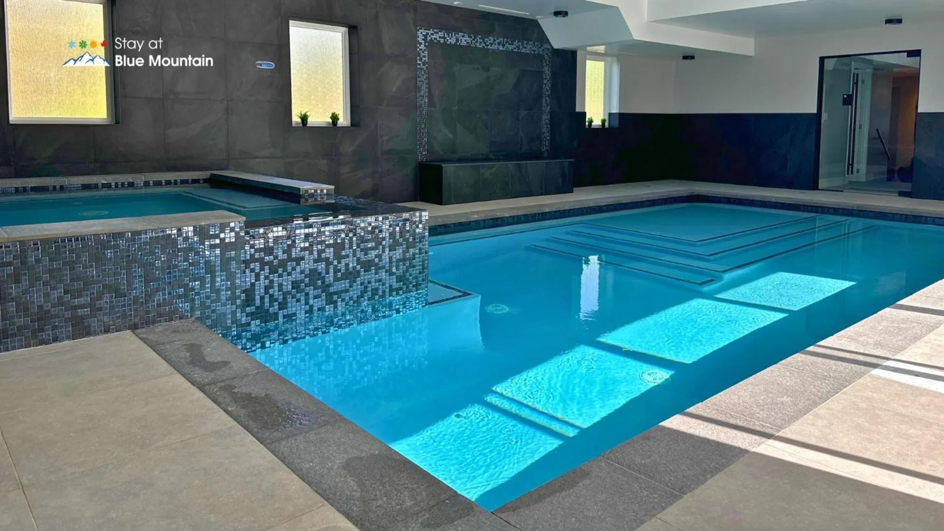 Swimming pool in Orchard Run Chalet