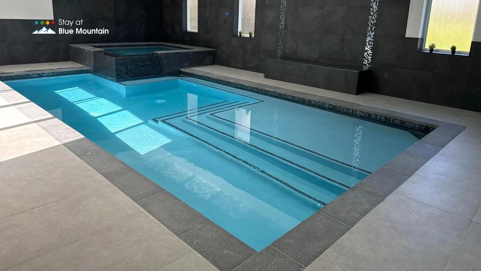 Swimming pool in Orchard Run Chalet