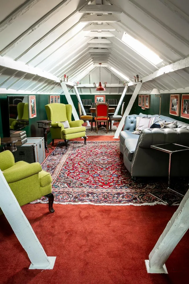 Communal lounge/ TV room in Rosegarden Essence Sintra - by Unlock Hotels