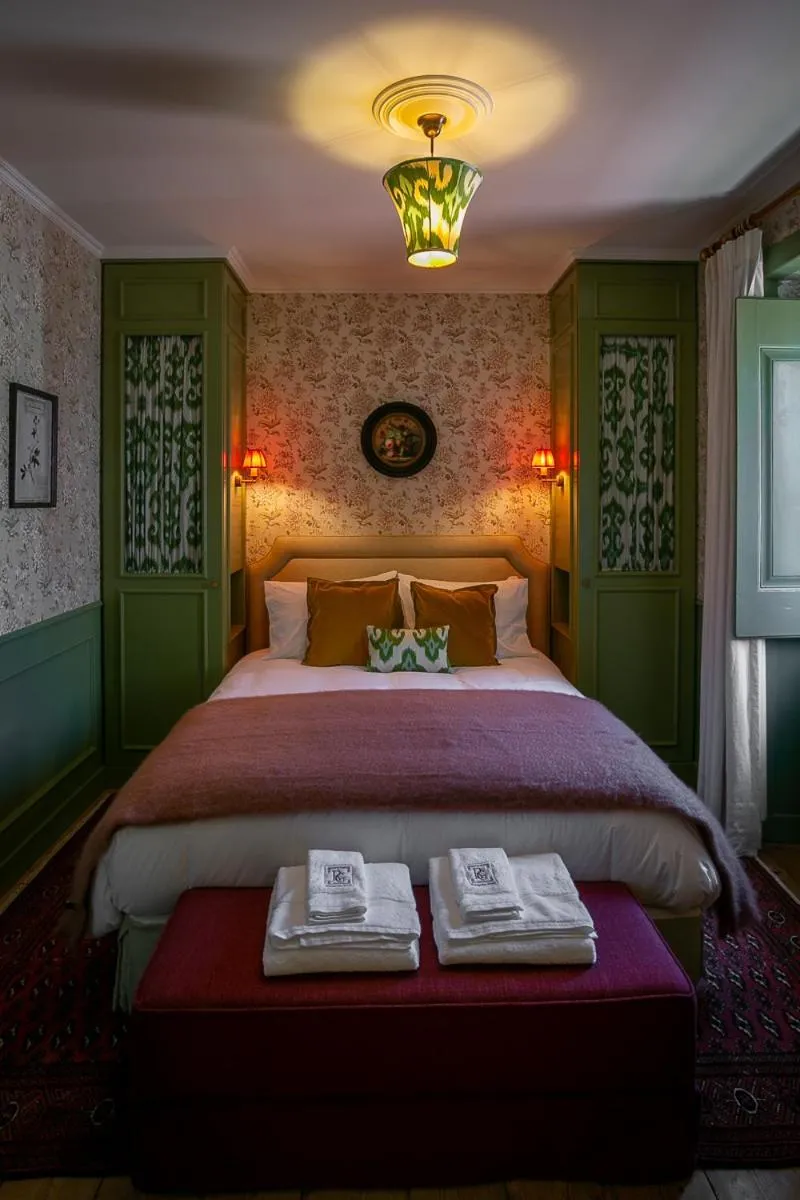 Photo of the whole room, Bed in Rosegarden Essence Sintra - by Unlock Hotels