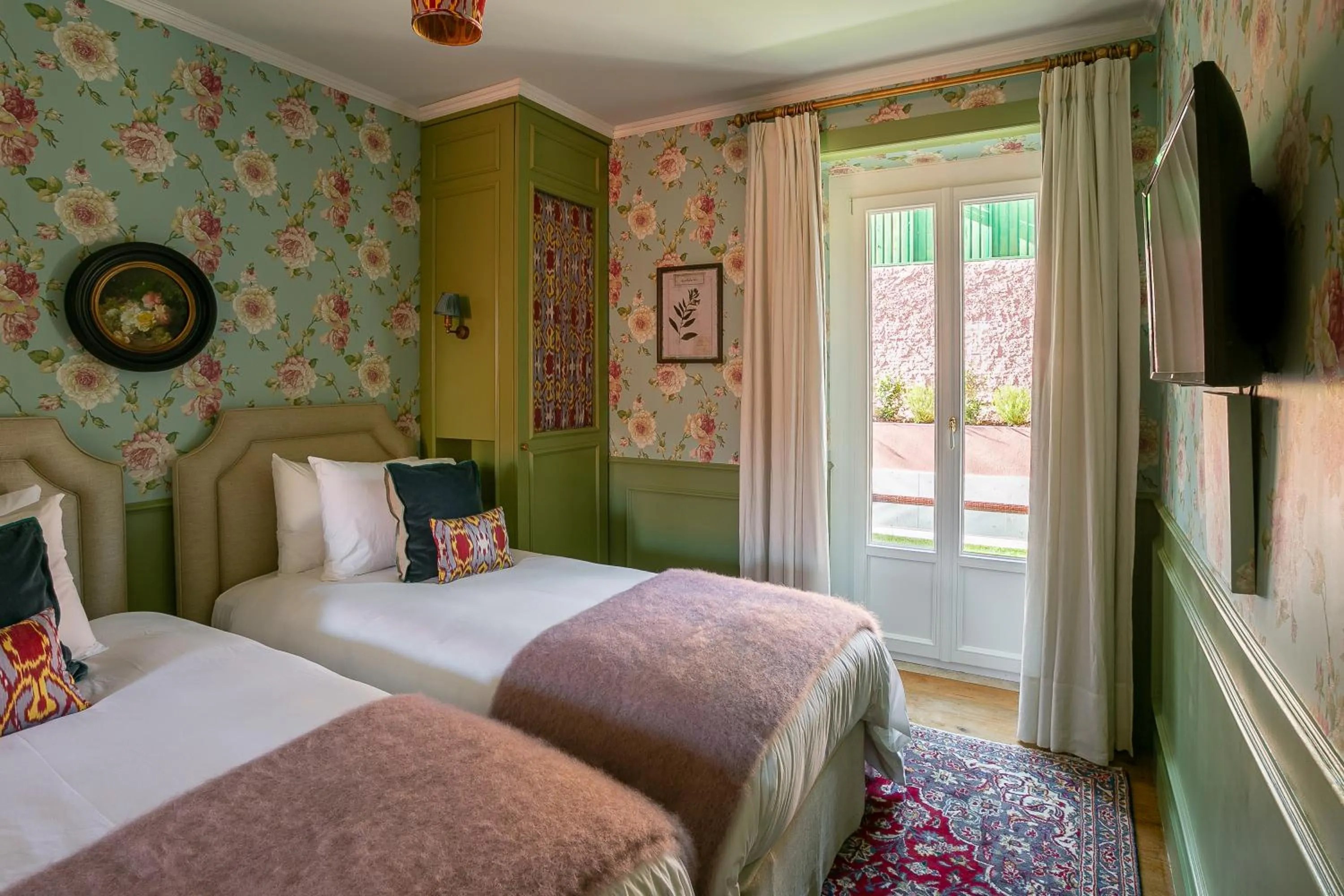 Photo of the whole room, Bed in Rosegarden Essence Sintra - by Unlock Hotels
