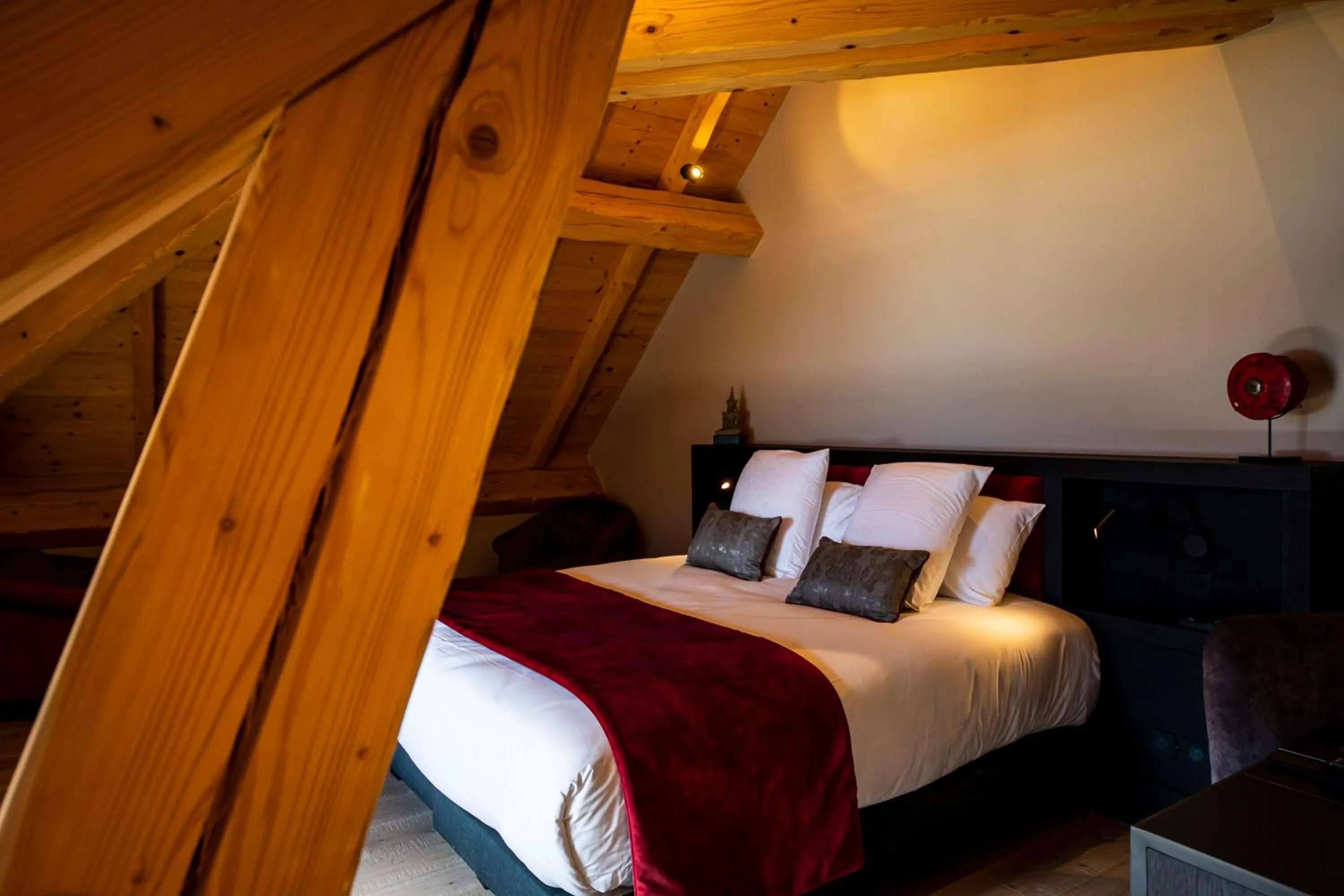 Bed in Hôtel L'Incomparable & Restaurant Etoilé Aix-Les-Bains