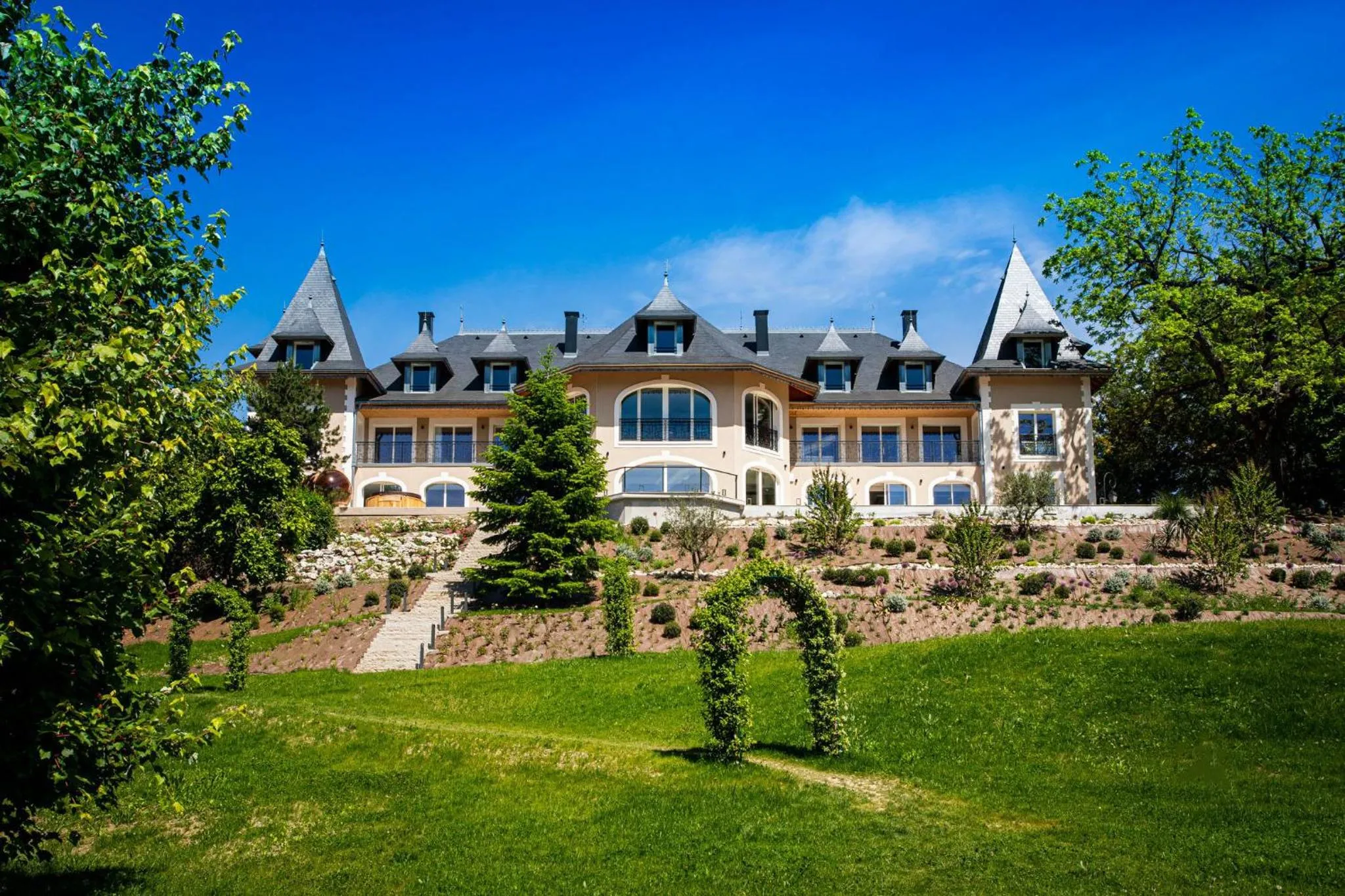 Property building in Hôtel L'Incomparable & Restaurant Etoilé Aix-Les-Bains