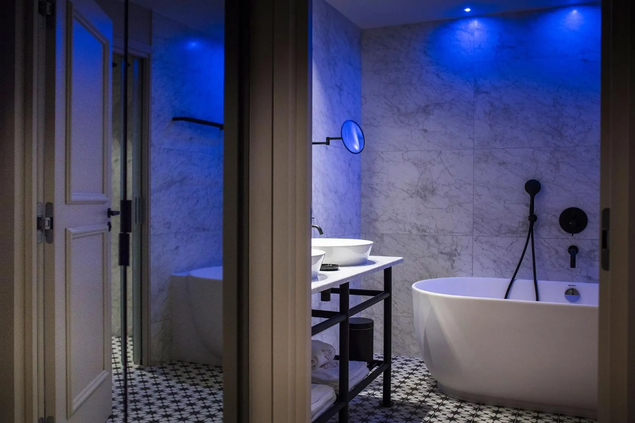 Bathroom in Hôtel L'Incomparable & Restaurant Etoilé Aix-Les-Bains