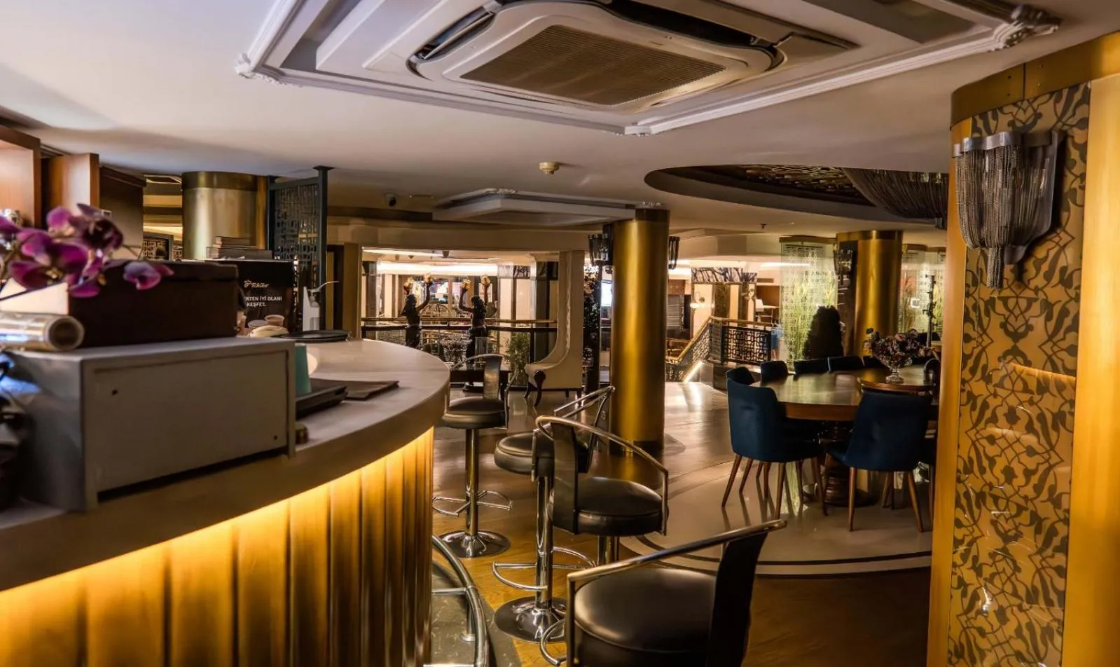 Restaurant/places to eat in Grand Star Hotel Premium