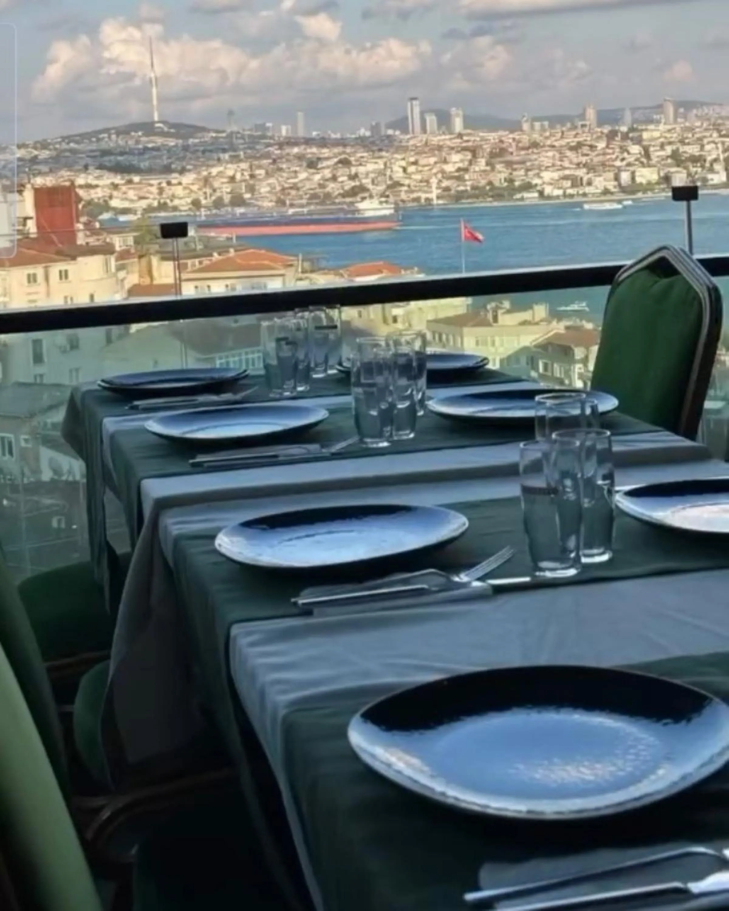 Restaurant/places to eat in Grand Star Hotel Premium