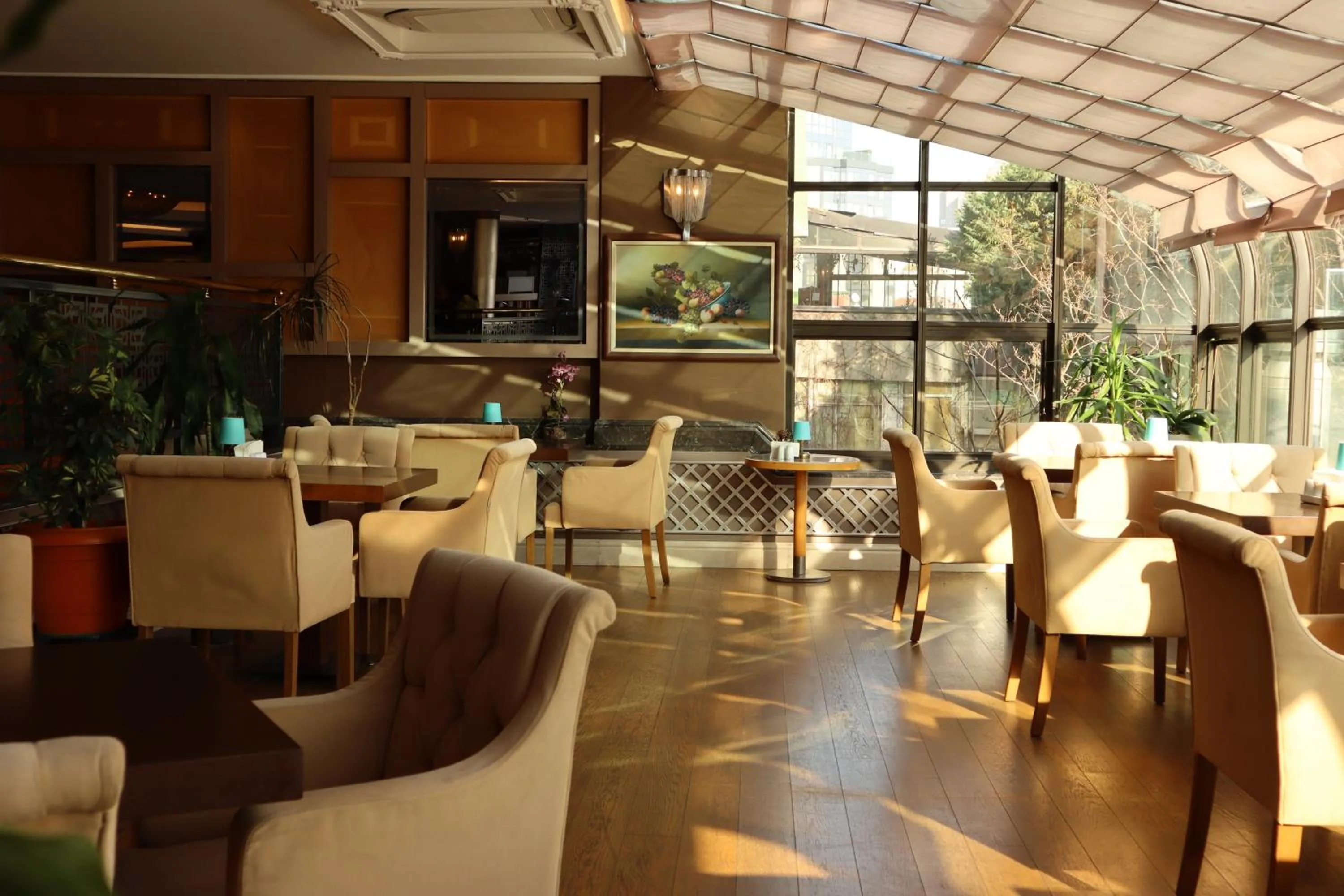 Restaurant/places to eat in Grand Star Hotel Premium