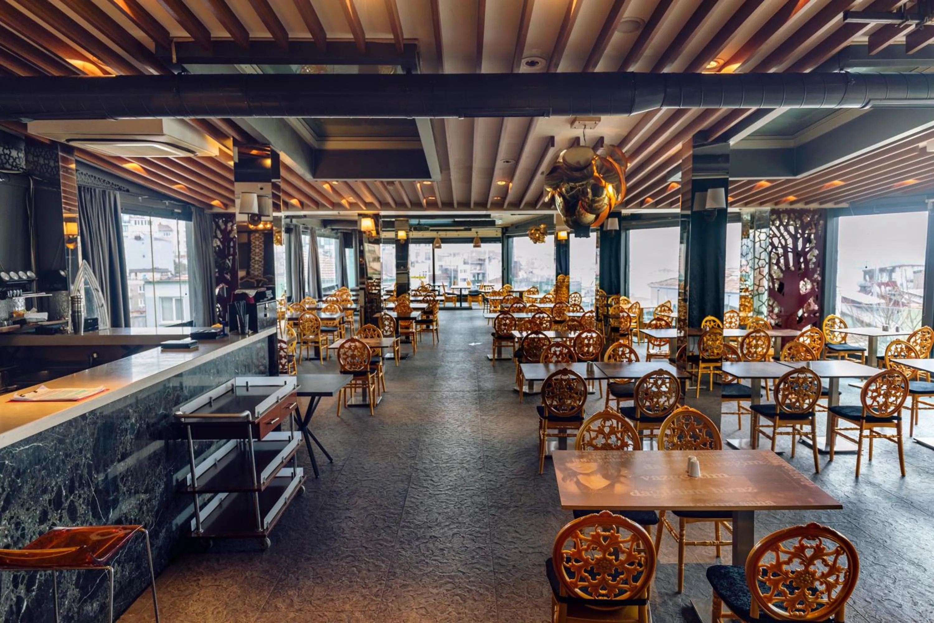 Restaurant/places to eat in Grand Star Hotel Premium