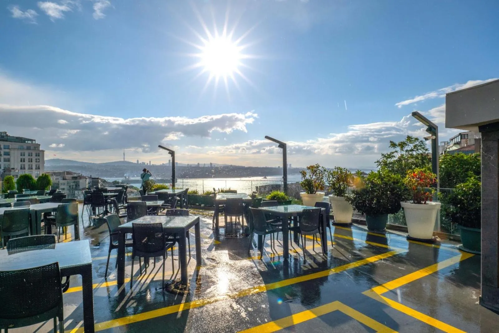 Restaurant/places to eat in Grand Star Hotel Premium