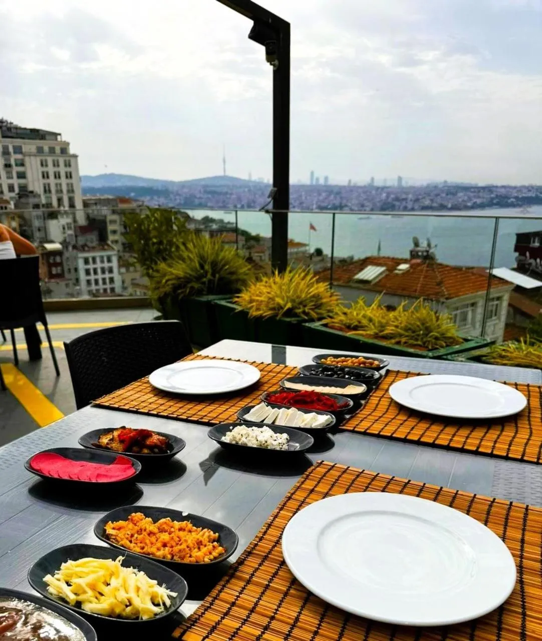 Restaurant/places to eat in Grand Star Hotel Premium