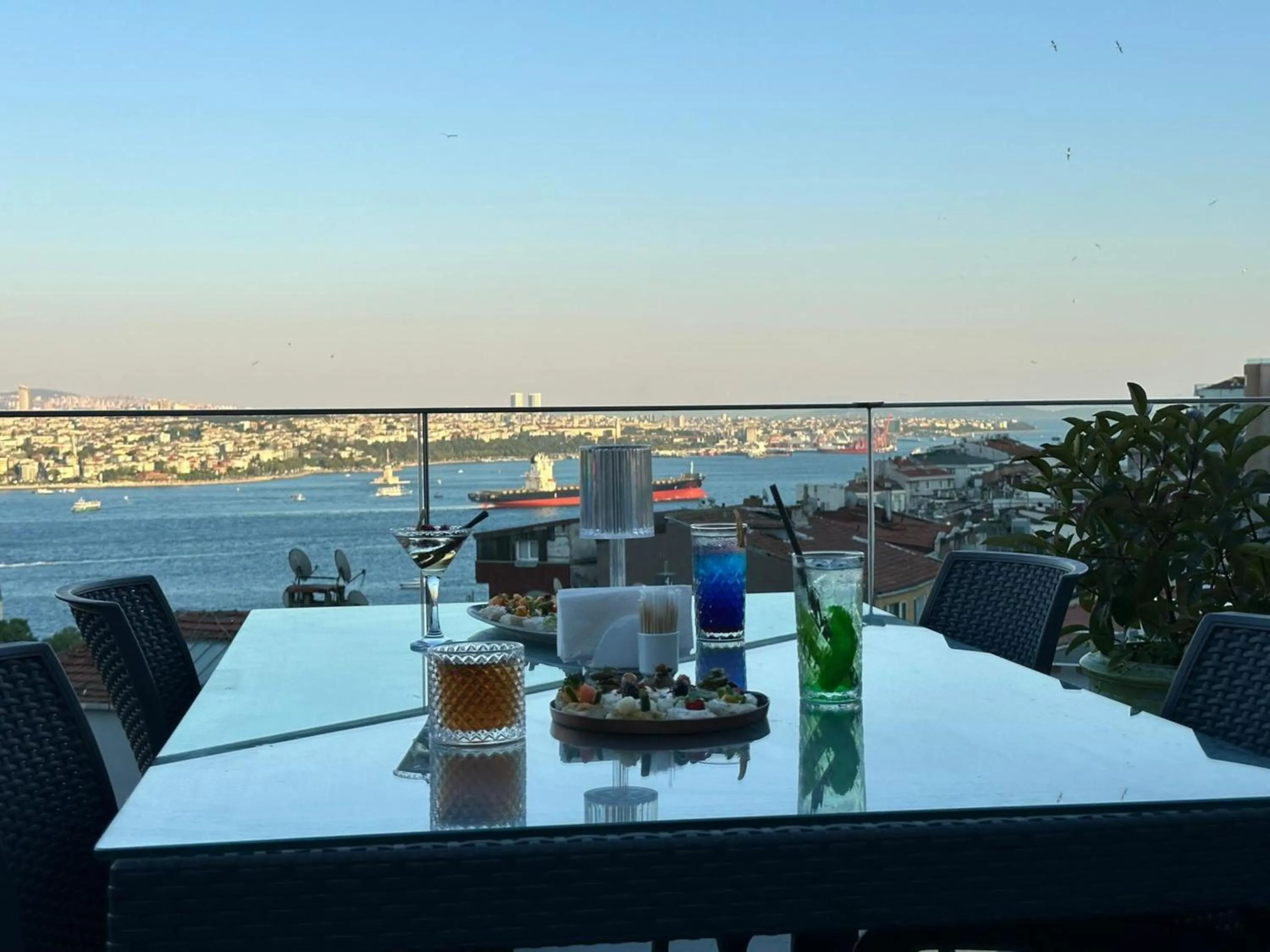 Restaurant/places to eat in Grand Star Hotel Premium