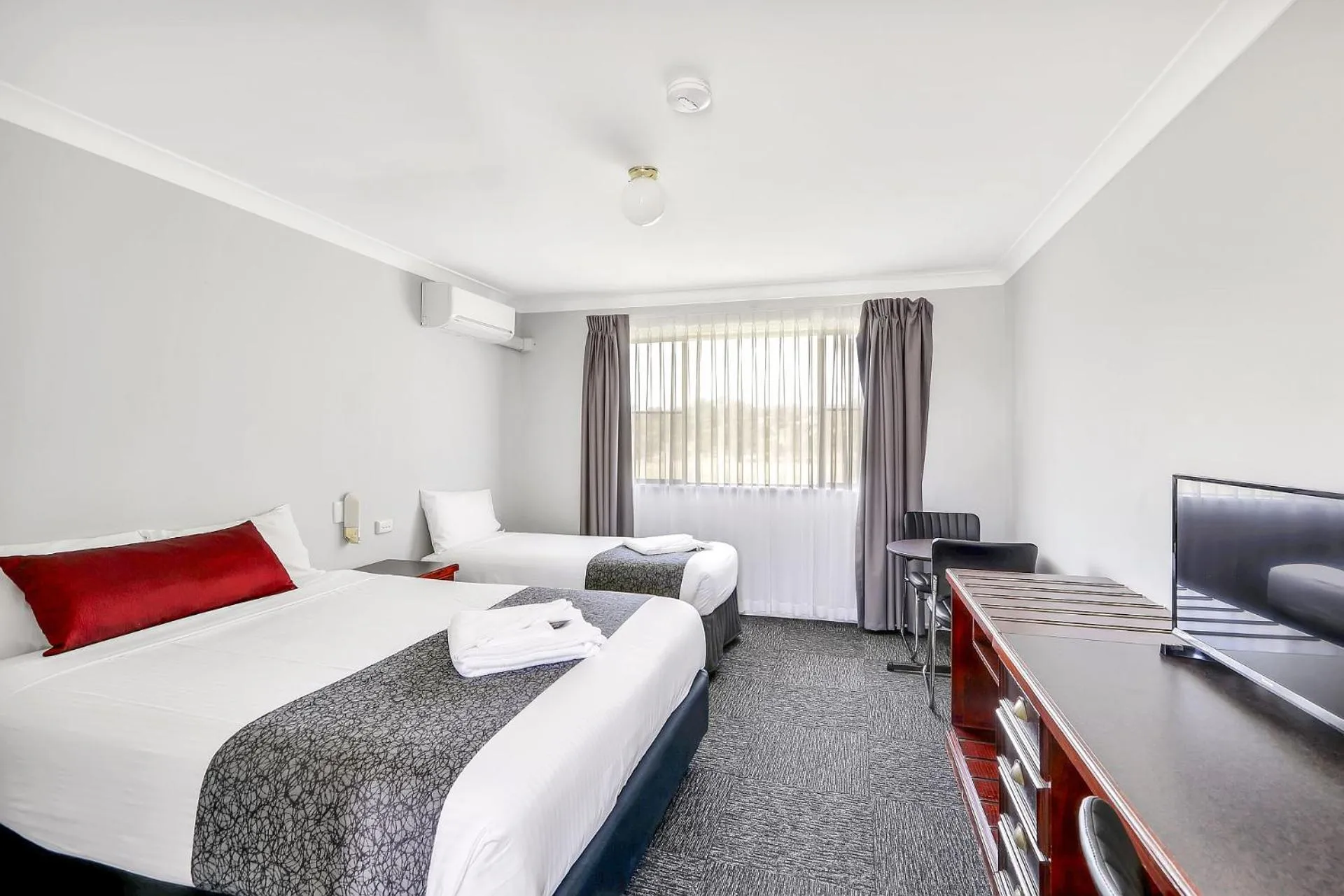 Bed in Bushman's Motor Inn