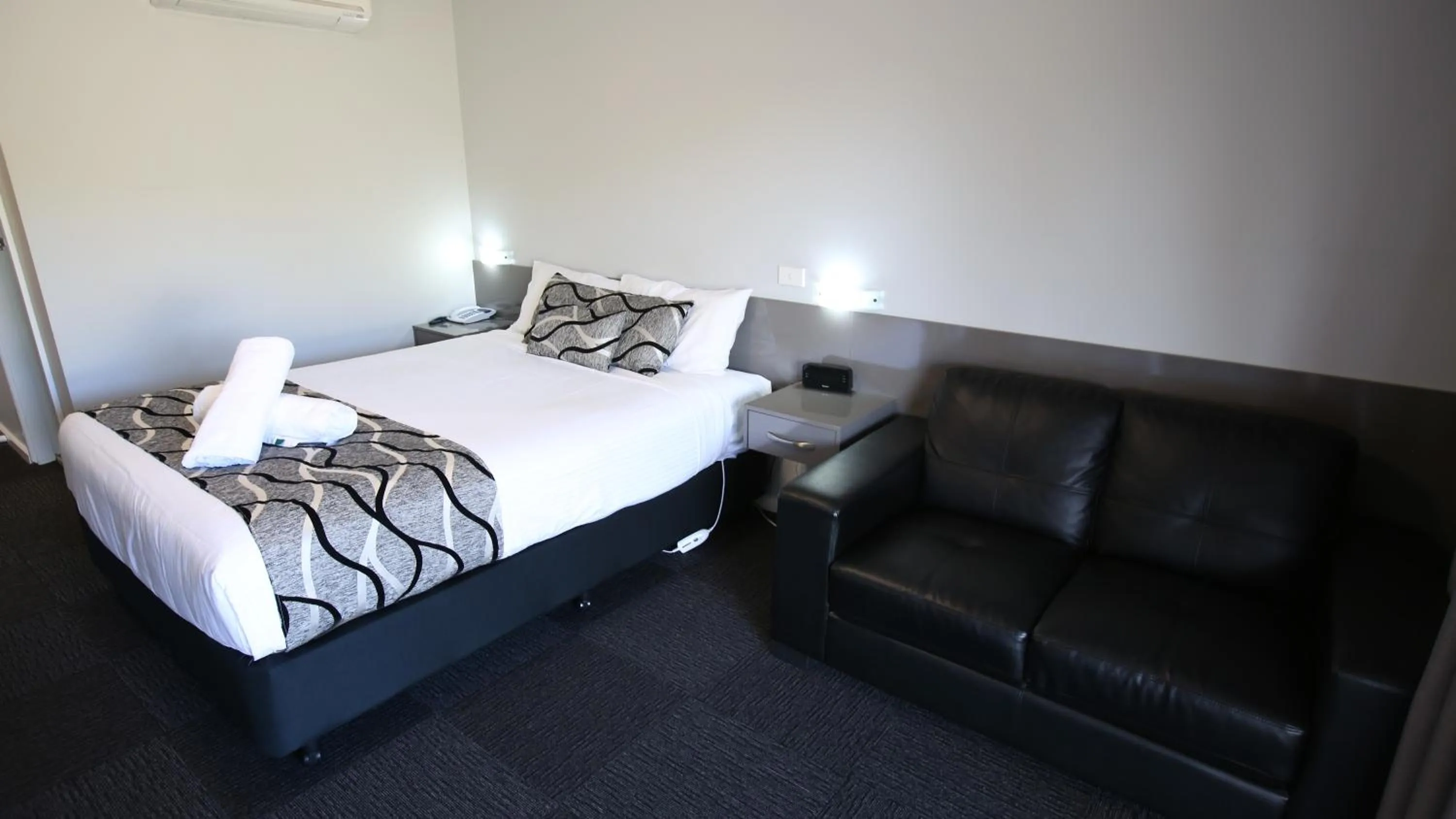 Bed in Bushman's Motor Inn